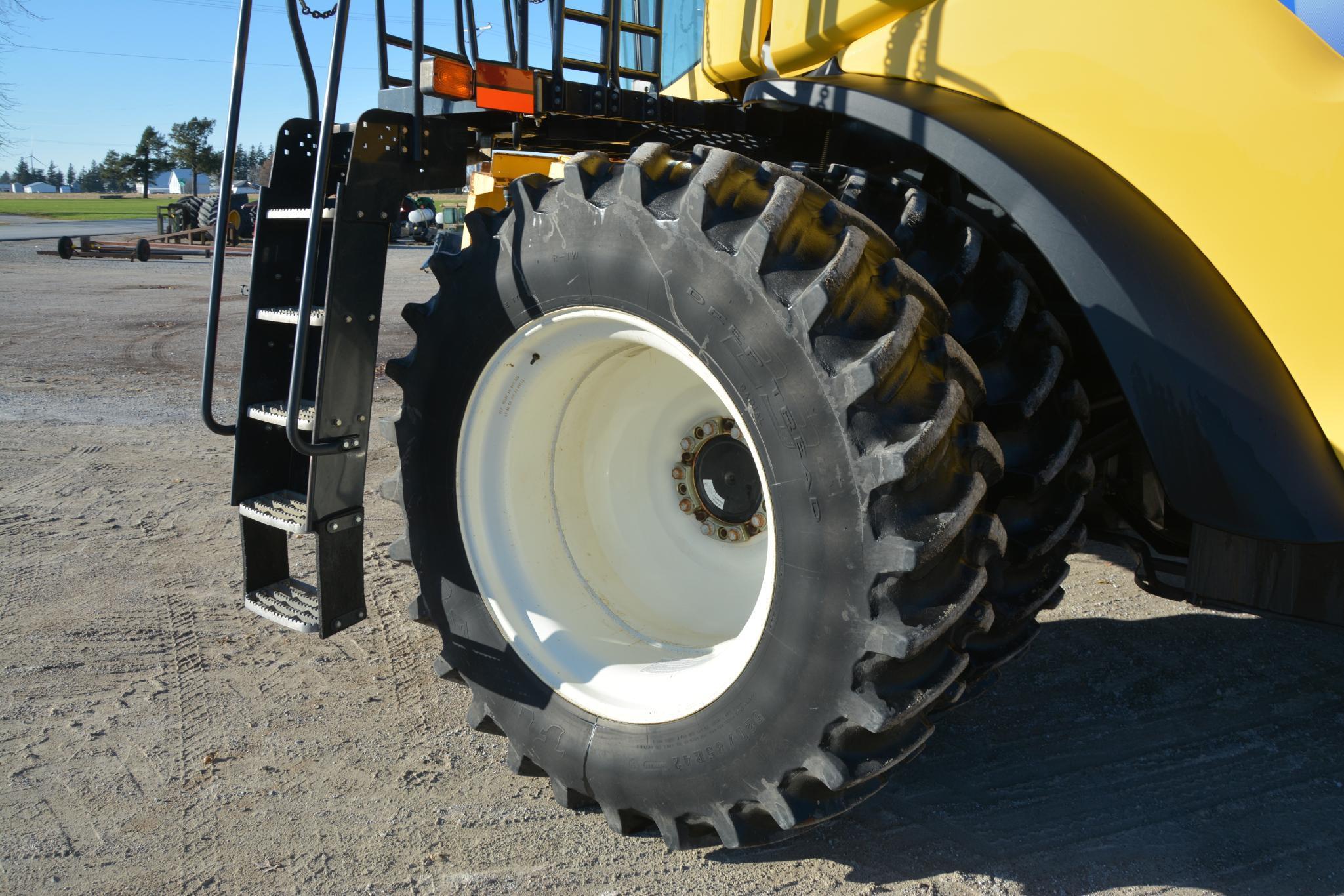 2010 New Holland CR9060 2wd combine