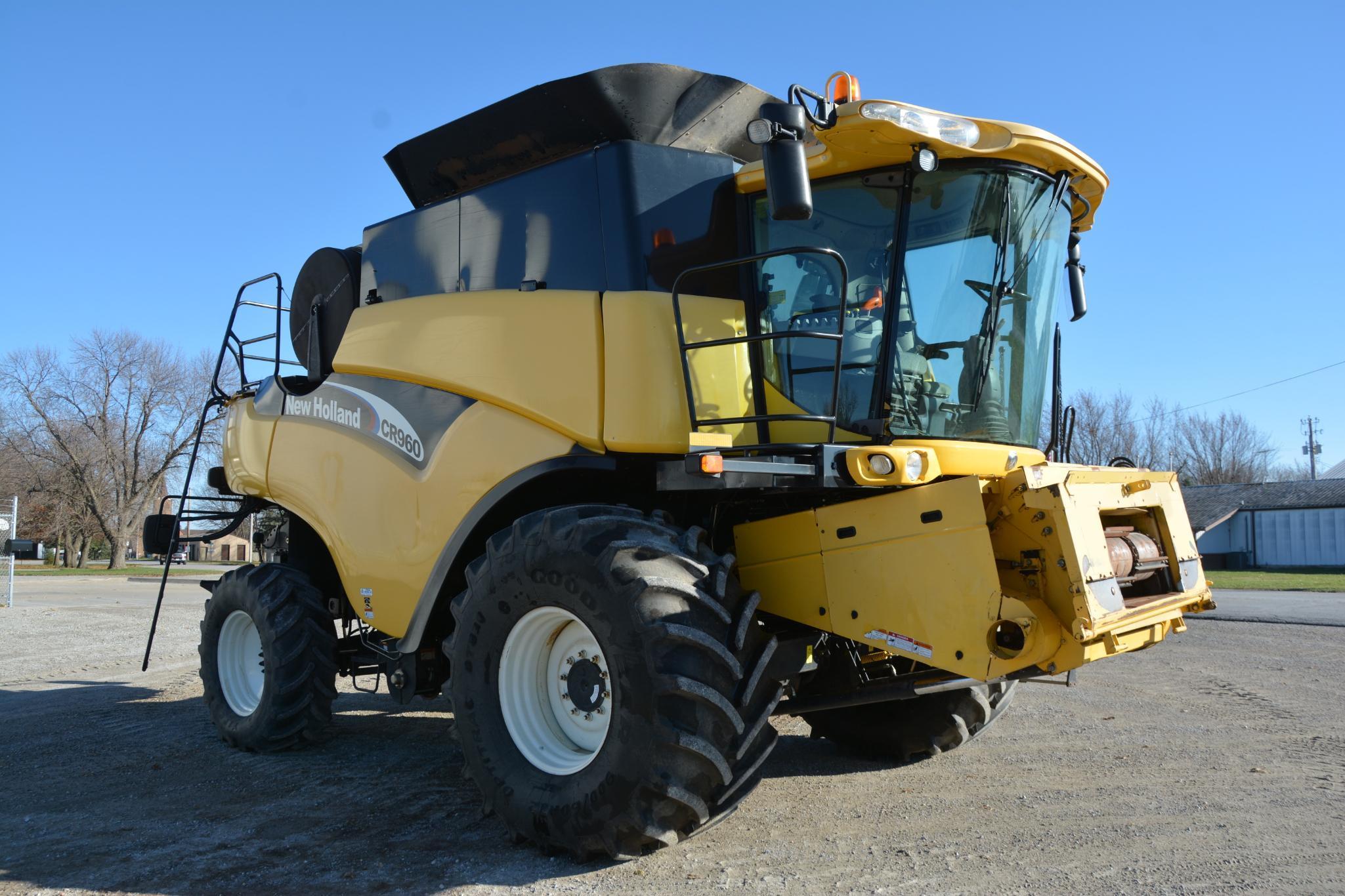 2004 New Holland CR960 2wd combine