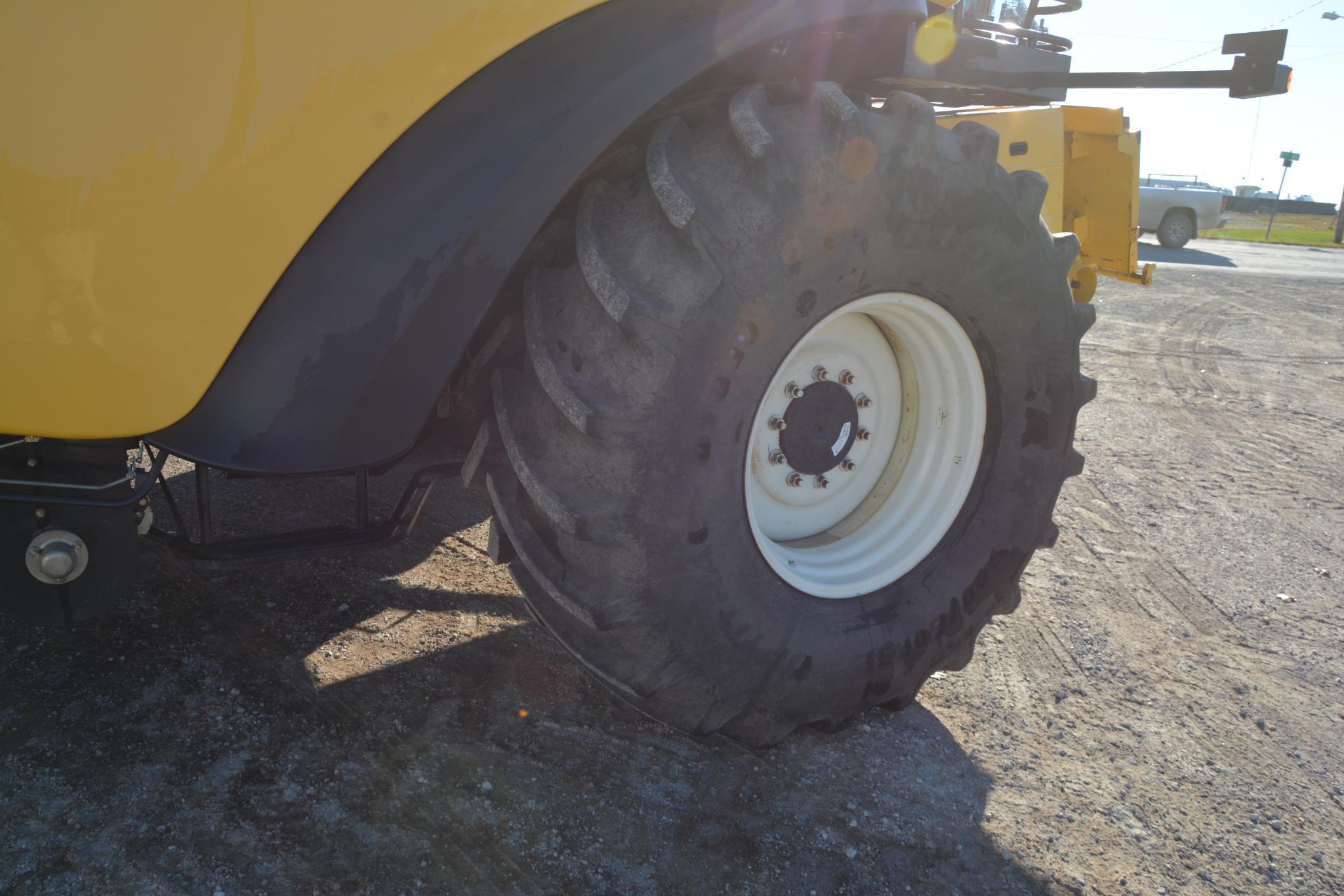 2004 New Holland CR960 2wd combine