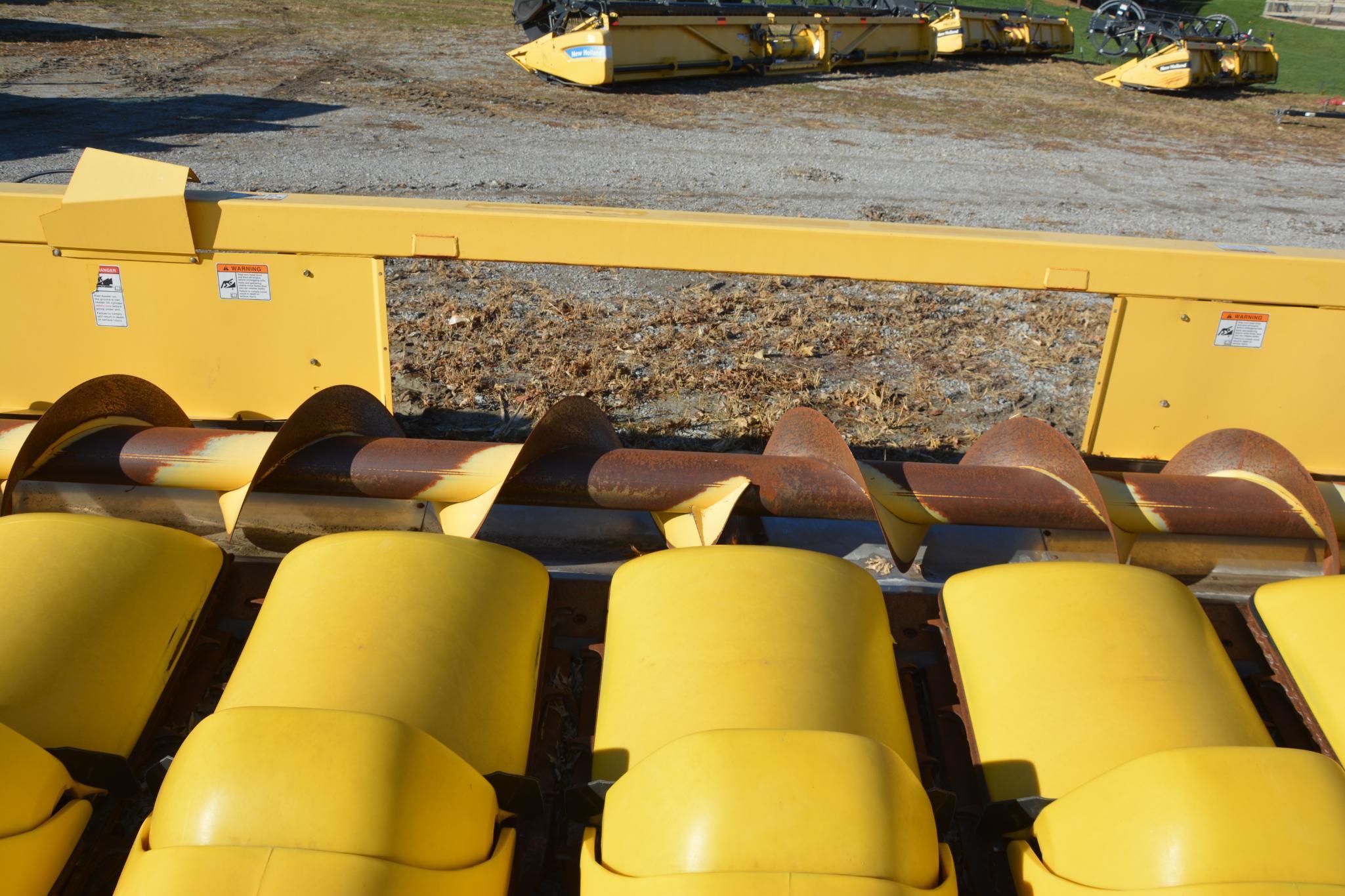 2005 New Holland 98C 8 row 30" corn head