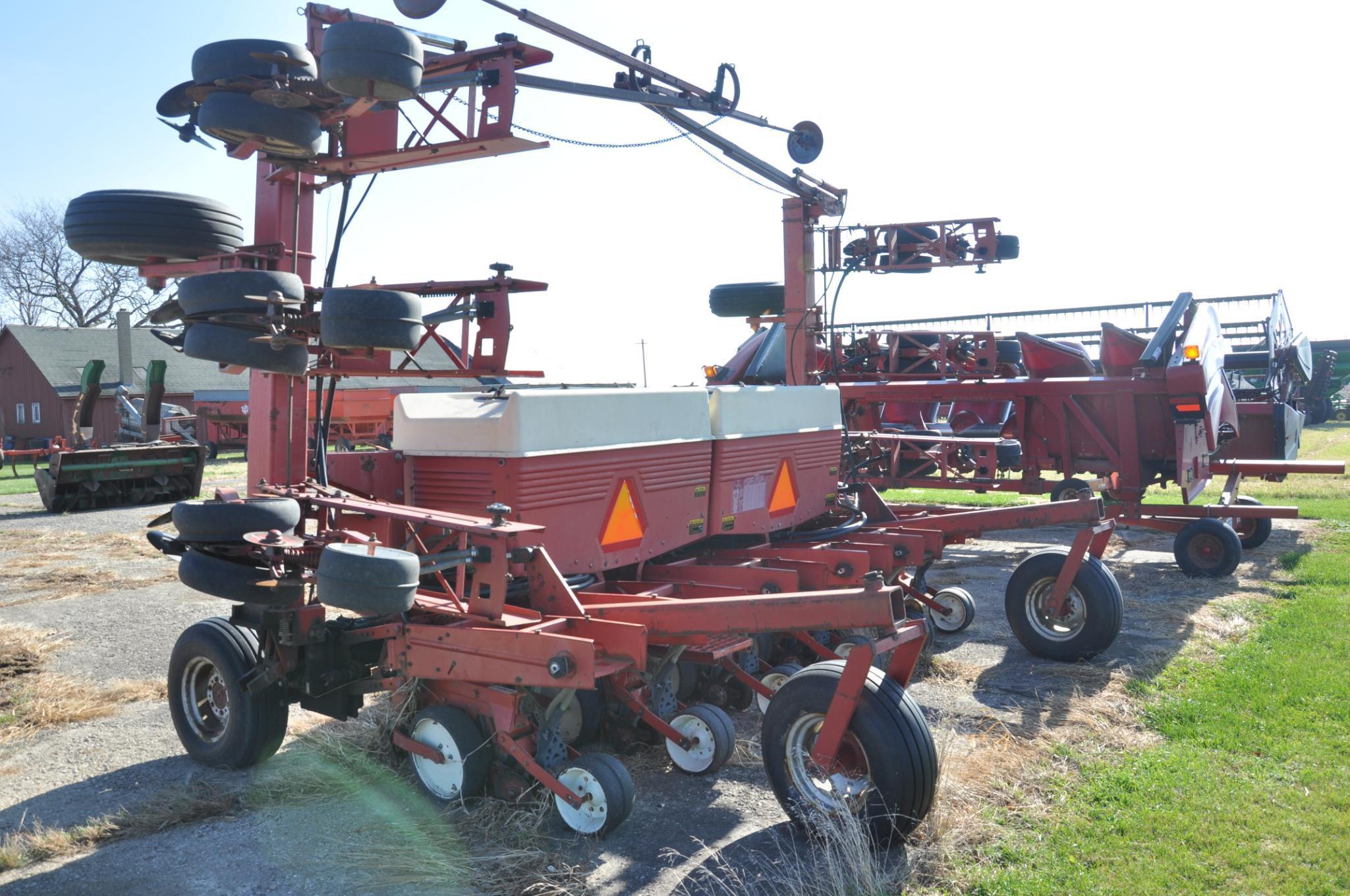 International 800 Cylco 12 row 30" planter