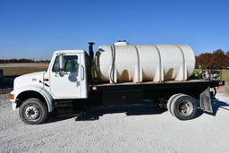 2001 International 4700 liquid tender truck