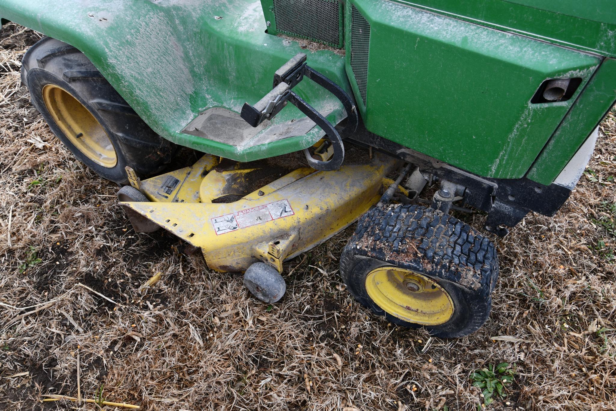 John Deere 318 lawn mower