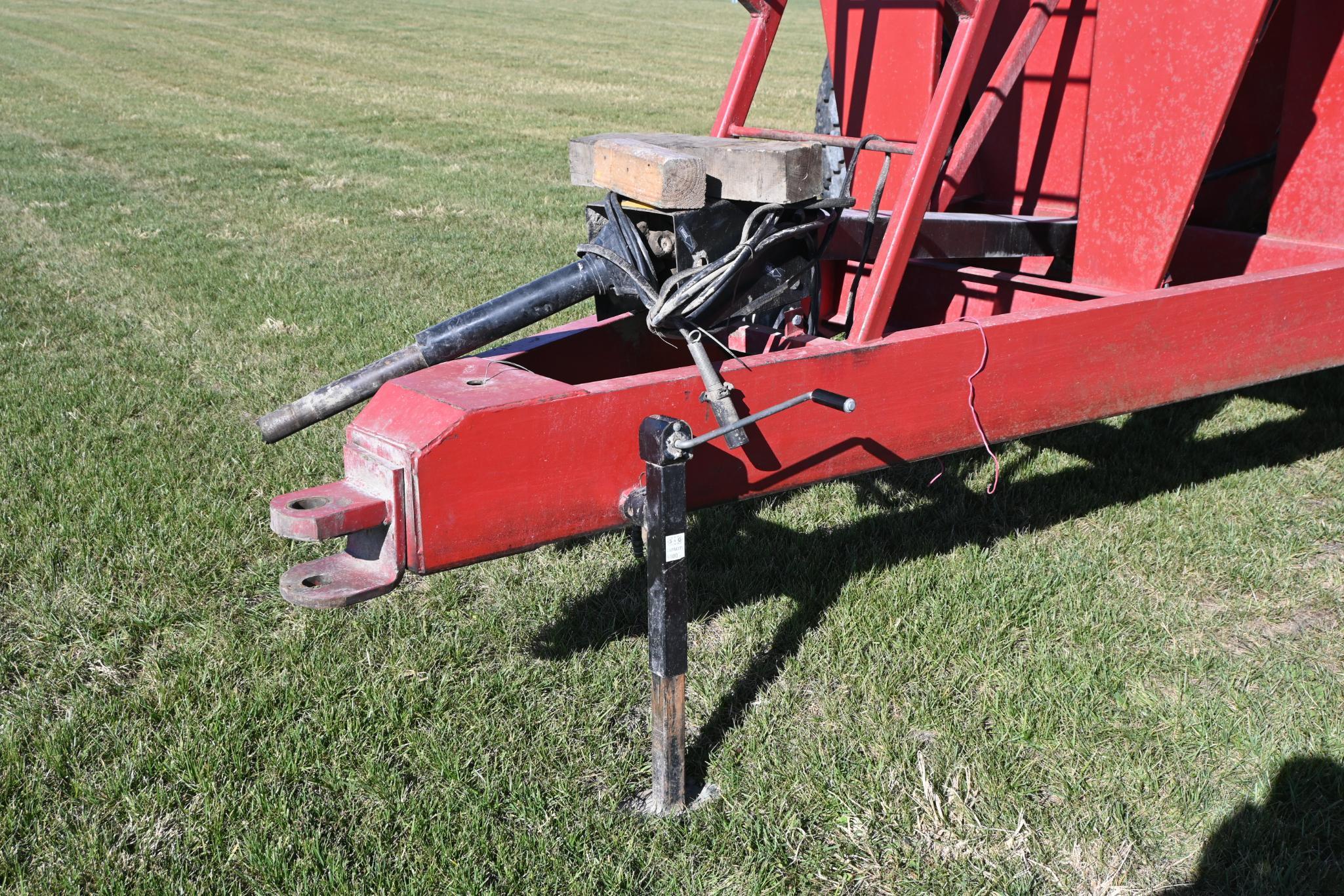 1998 A&L 708 grain cart