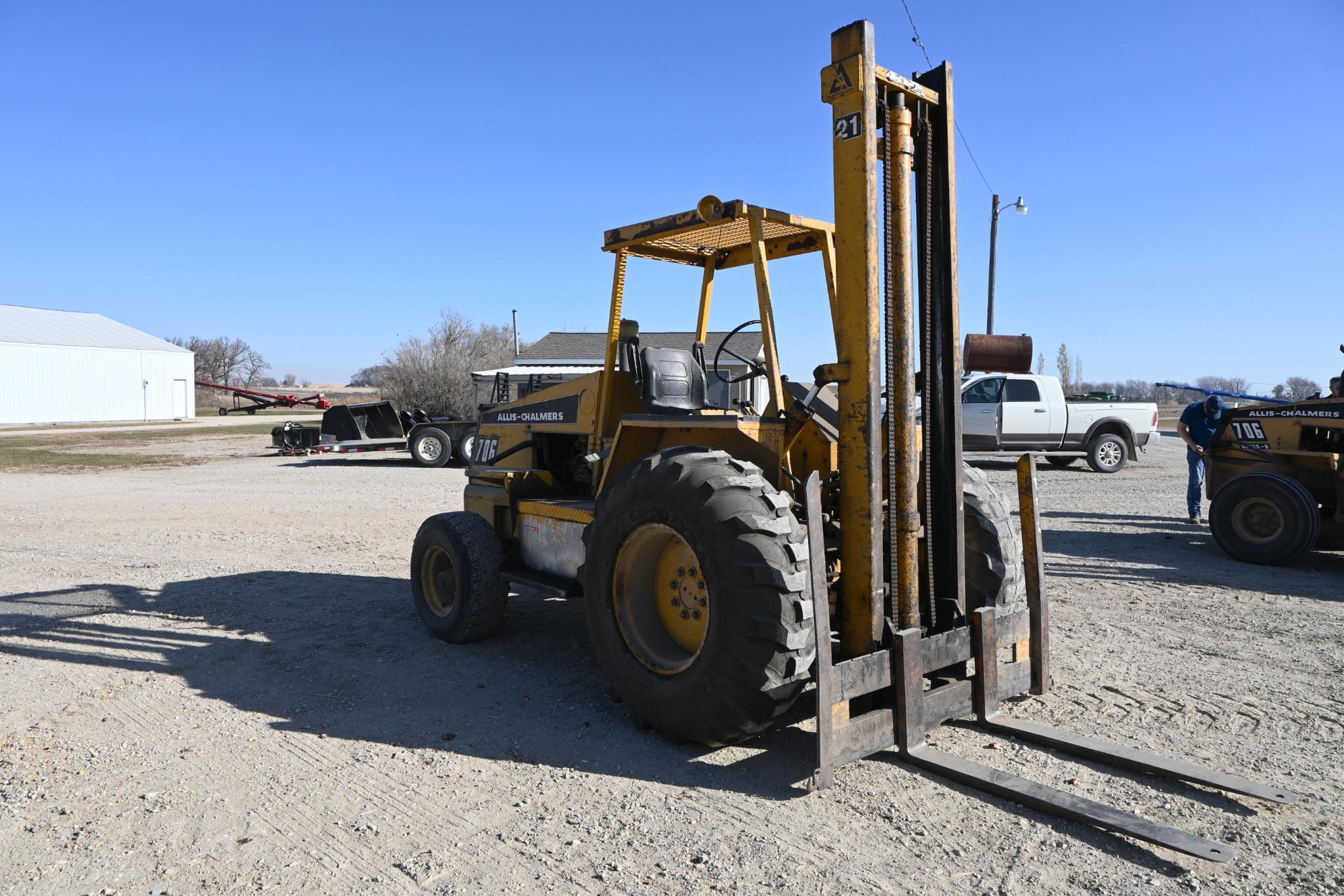 Allis Chalmers 706 Series B 2wd fork lift