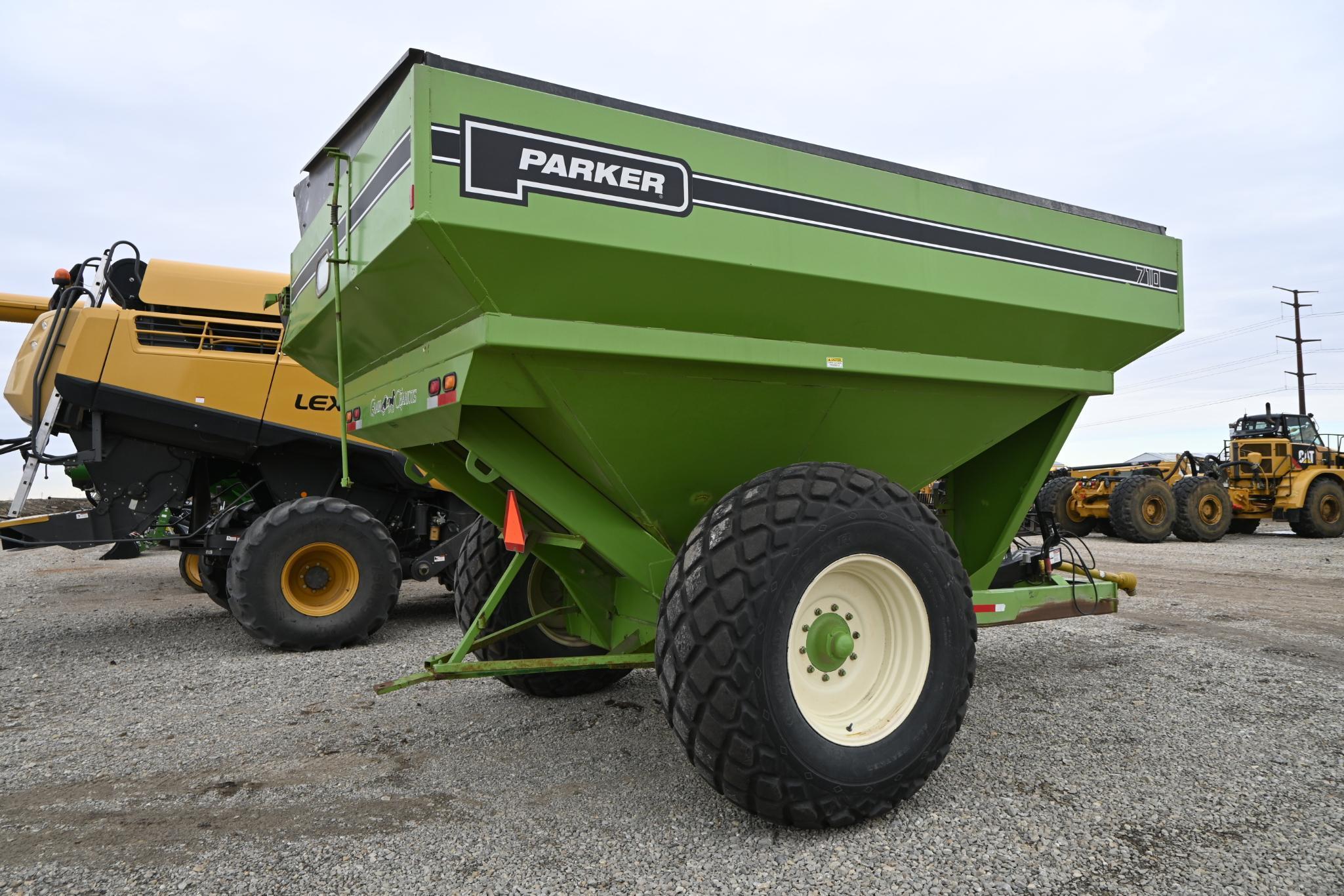 1997 Parker 710 grain cart