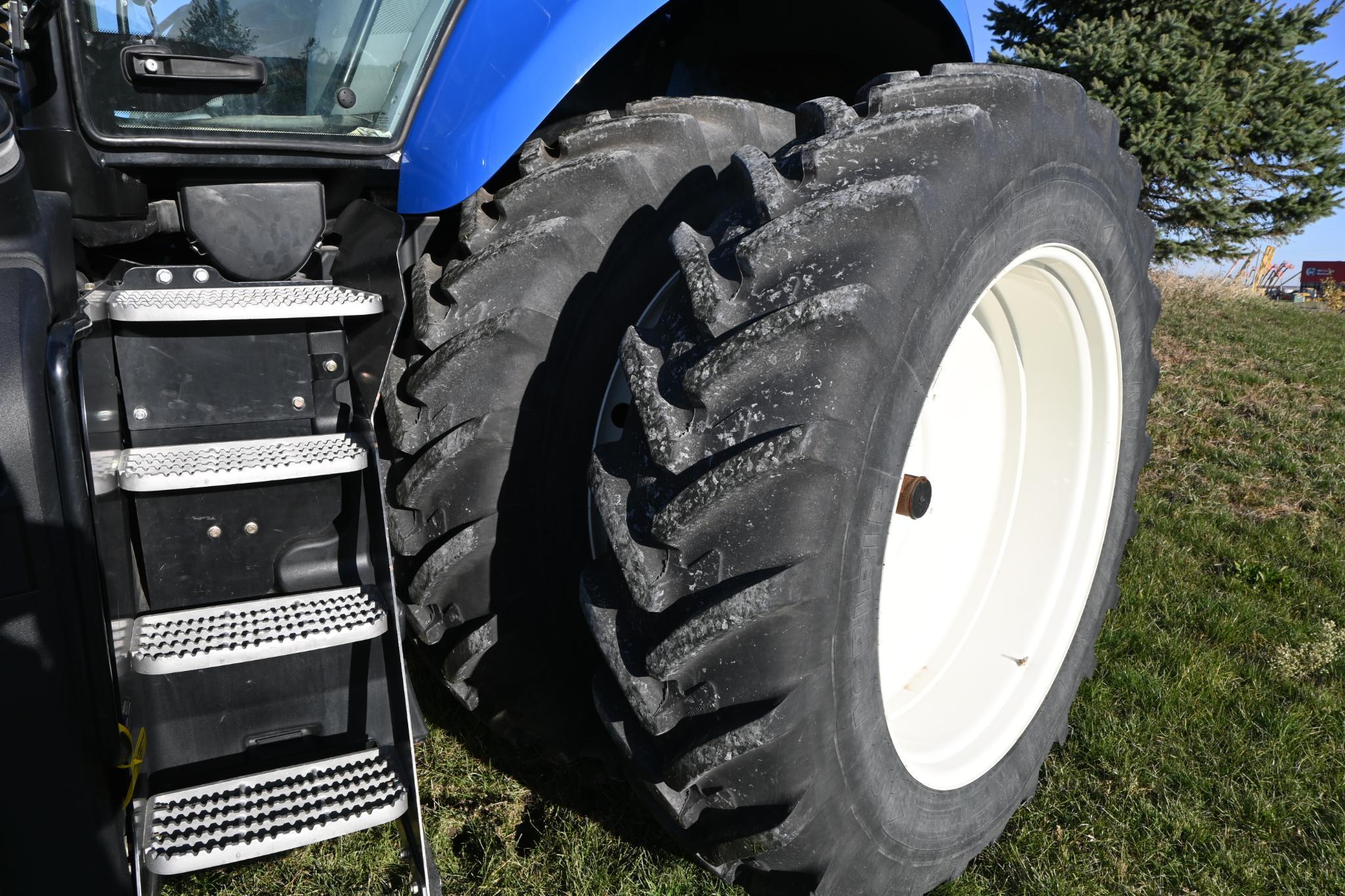 2015 New Holland T8.320 MFWD tractor