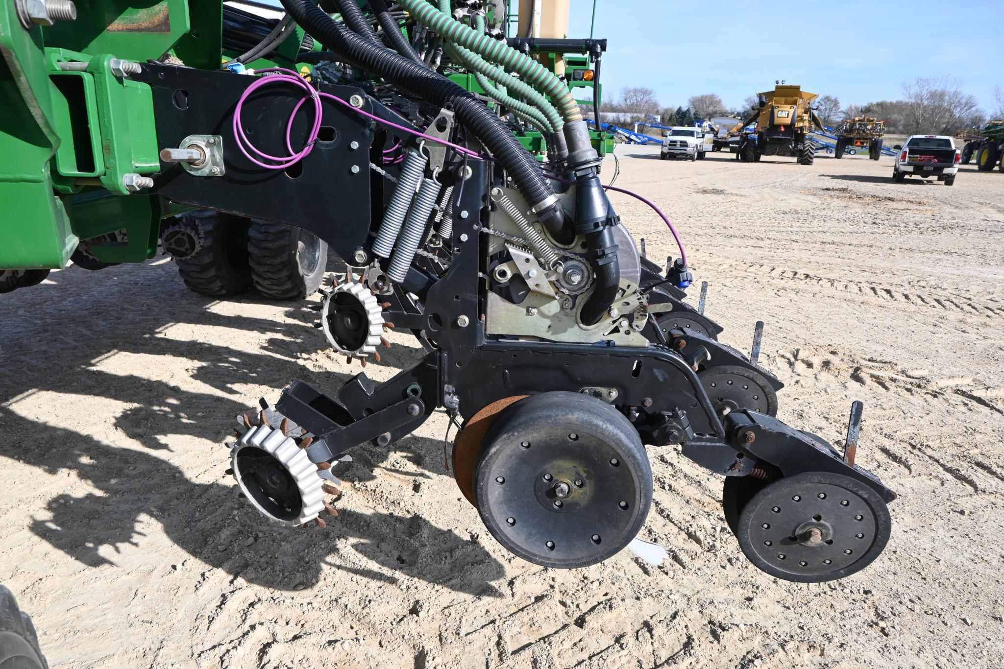 2011 Great Plains YP4025A 16 row 30" front fold planter