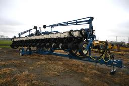 Kinze 3600 16 row 30" center pivot planter