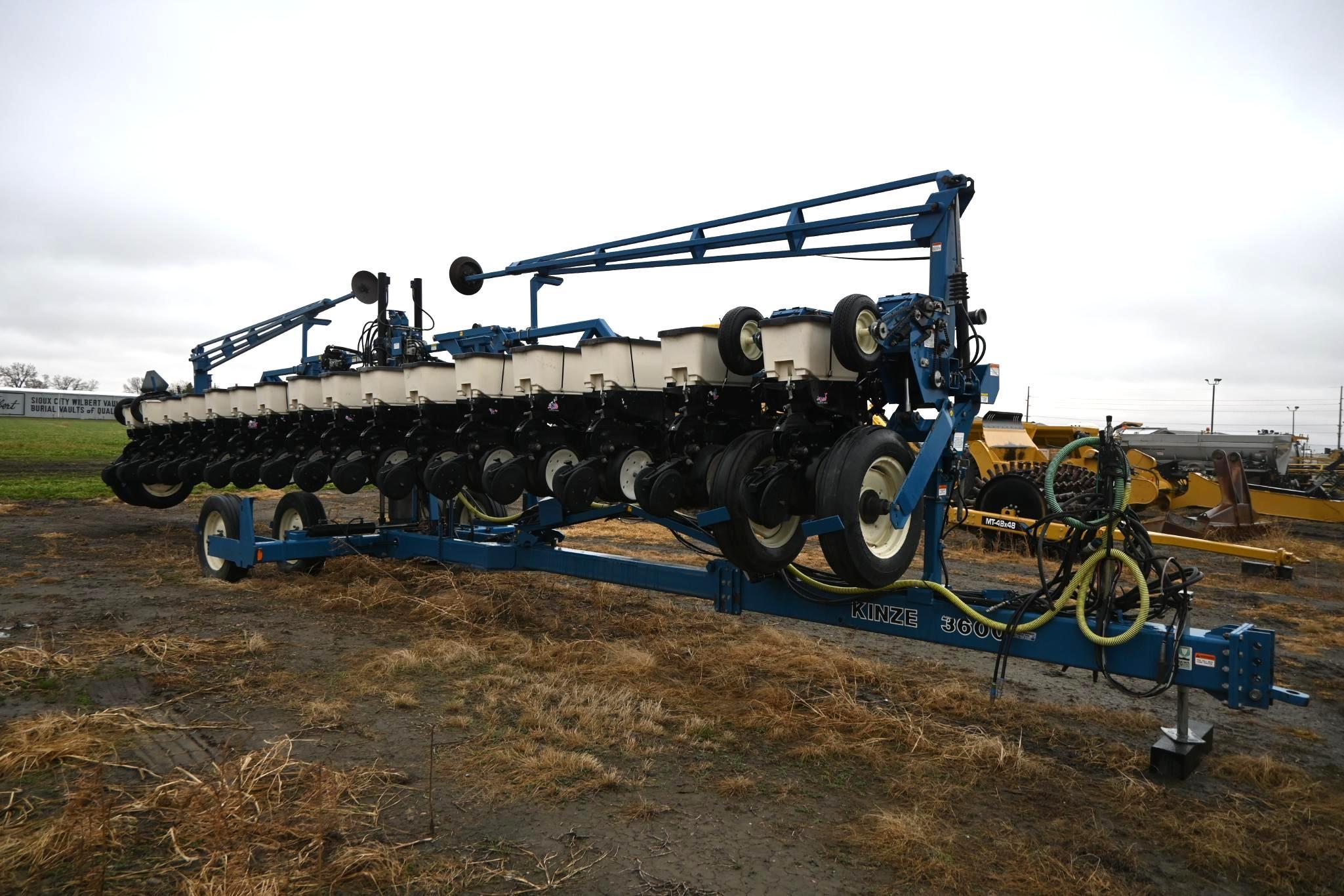 Kinze 3600 16 row 30" center pivot planter