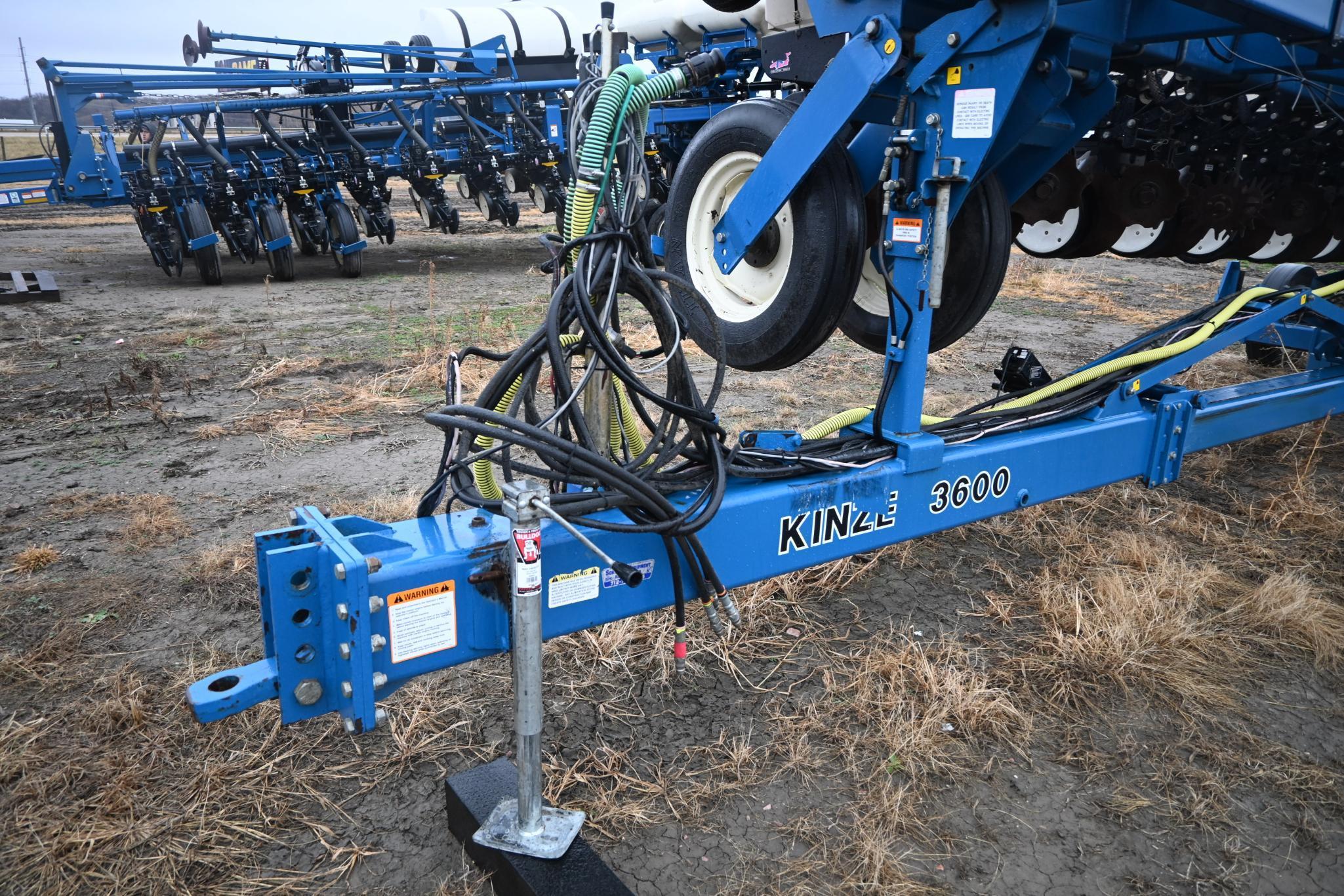 Kinze 3600 16 row 30" center pivot planter