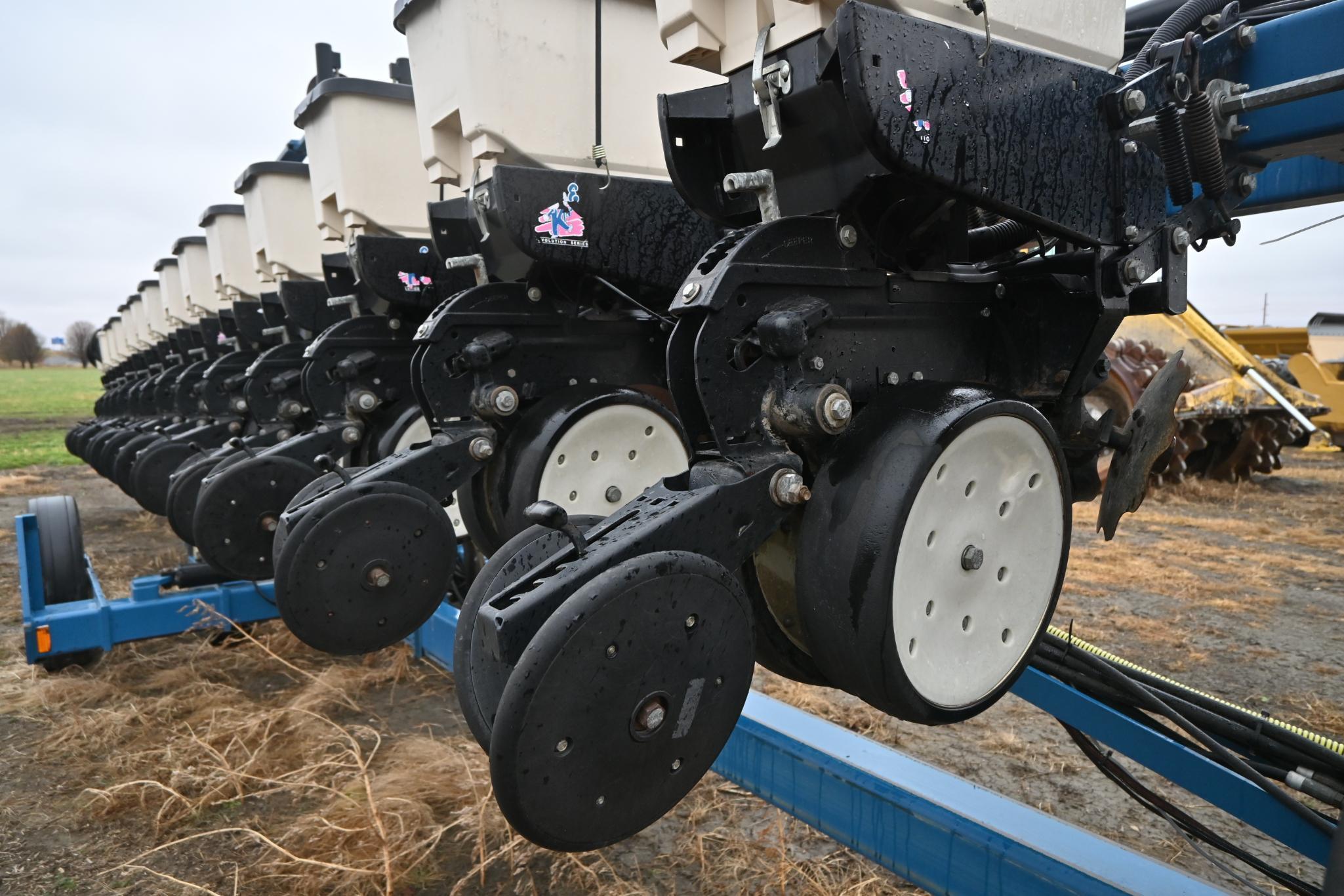 Kinze 3600 16 row 30" center pivot planter