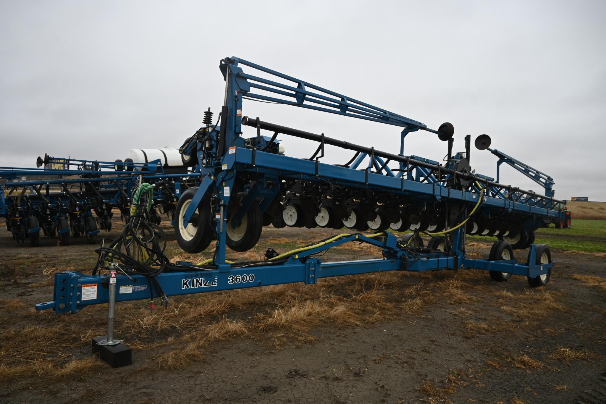 Kinze 3600 16 row 30" center pivot planter