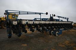 Kinze 3600 16 row 30" center pivot planter