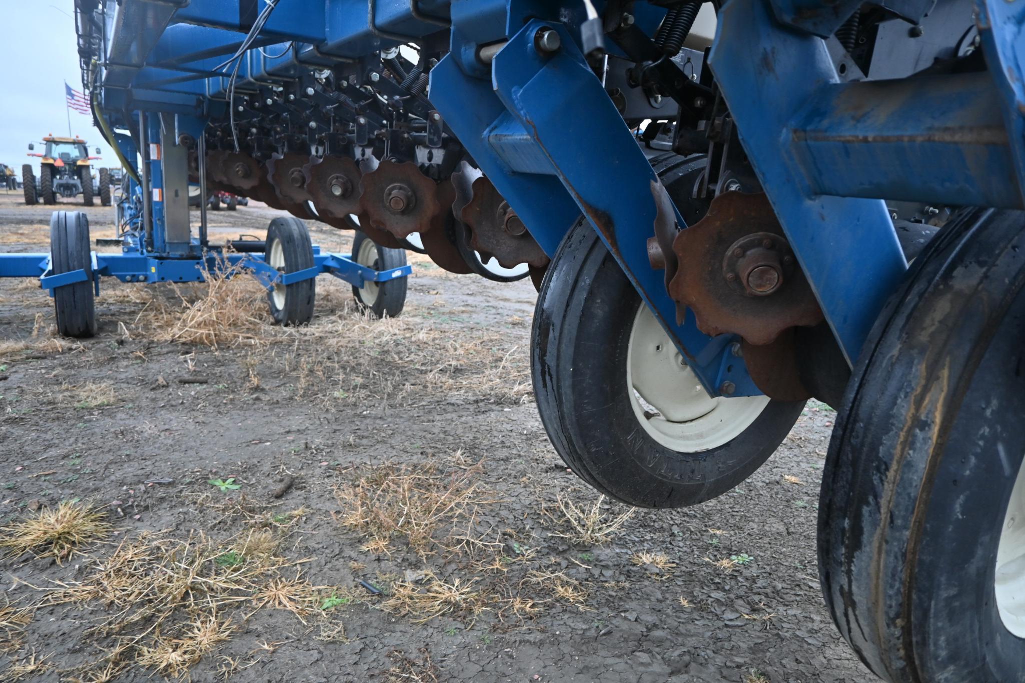 Kinze 3600 16 row 30" center pivot planter