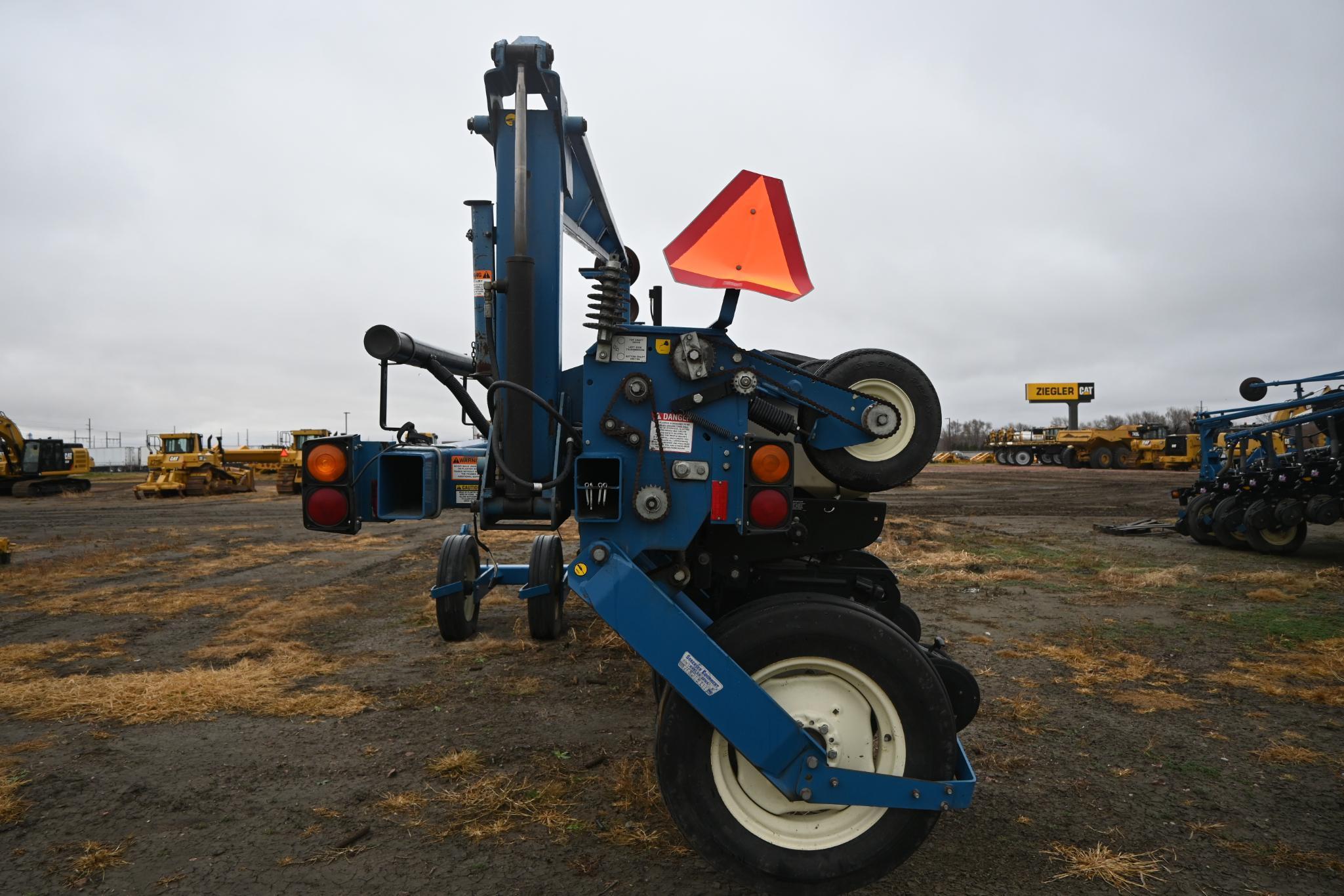 Kinze 3600 16 row 30" center pivot planter