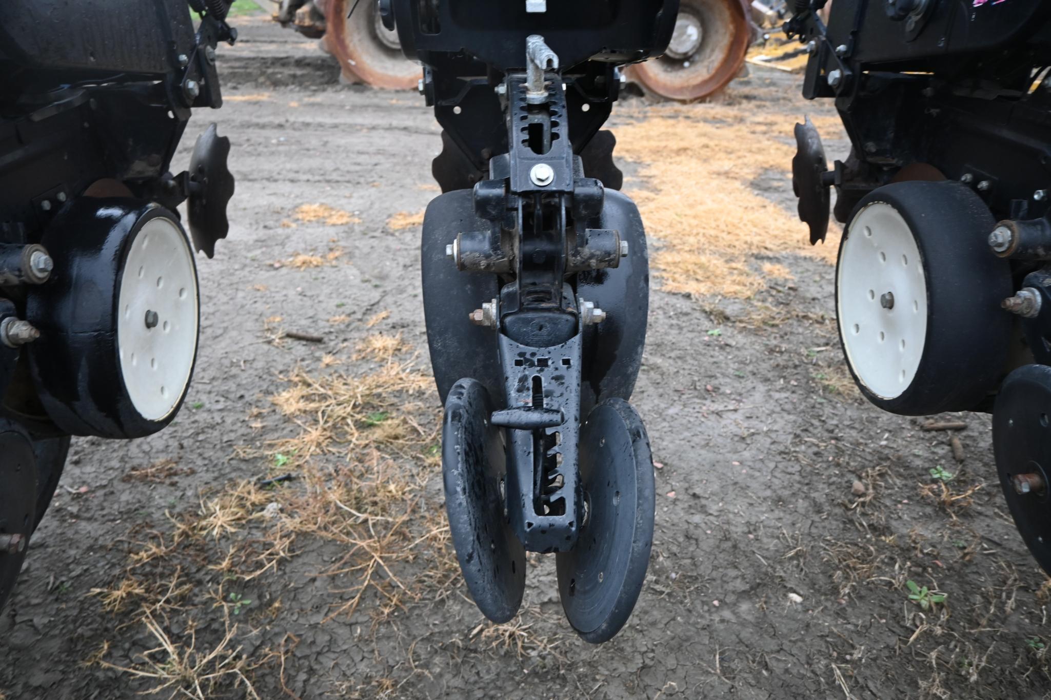 Kinze 3600 16 row 30" center pivot planter