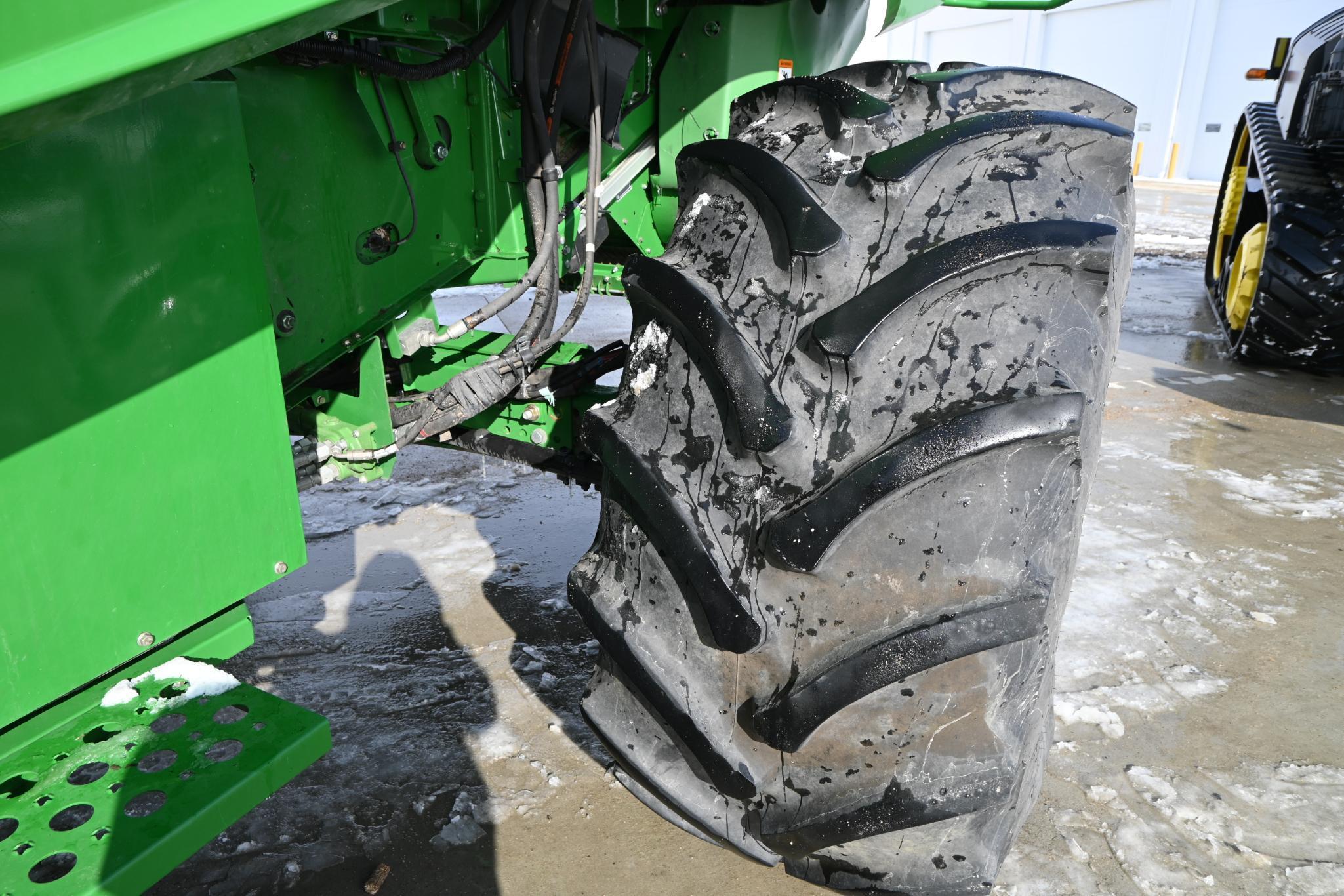 2013 John Deere S680 4wd combine