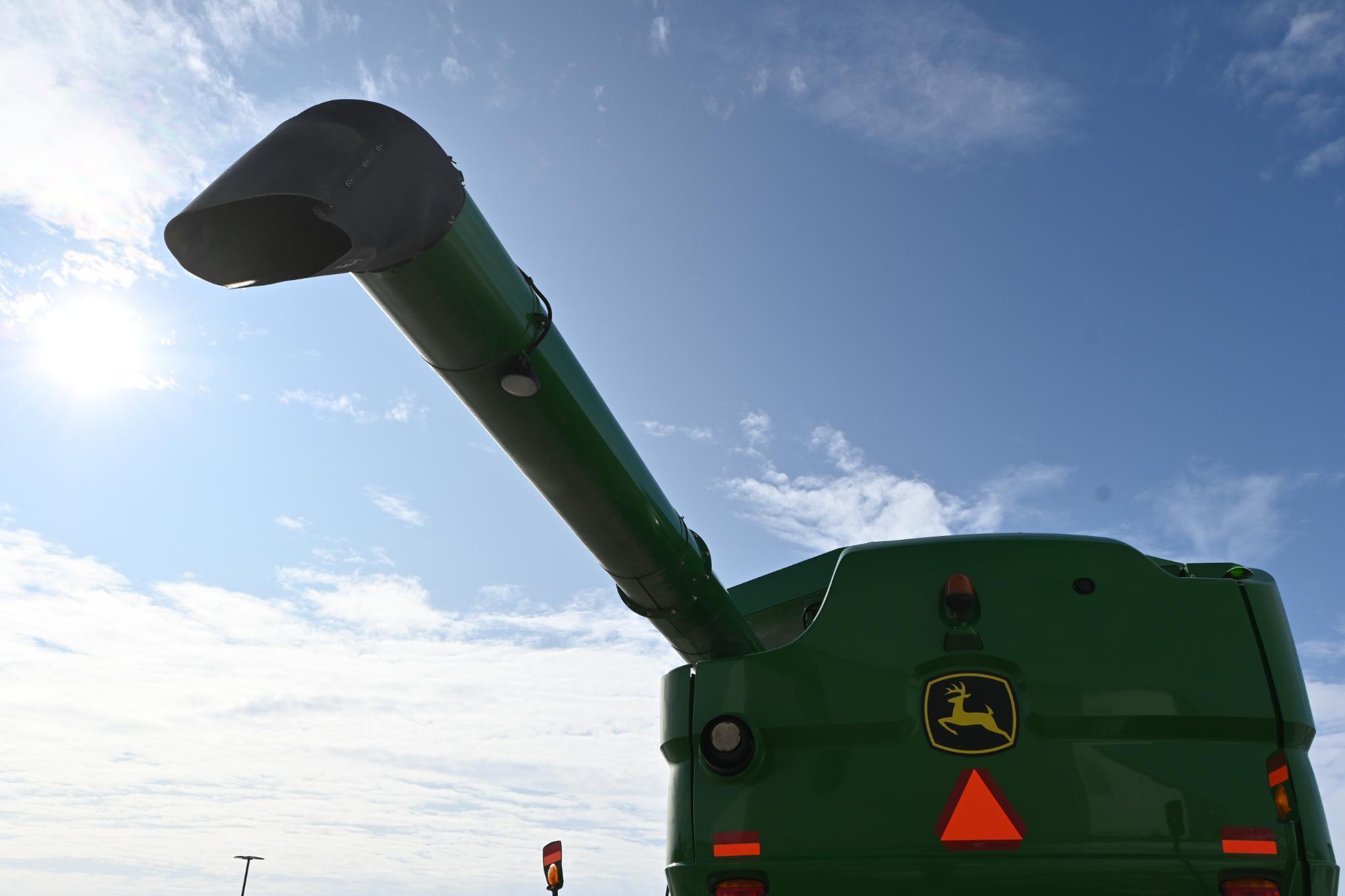 2013 John Deere S680 4wd combine