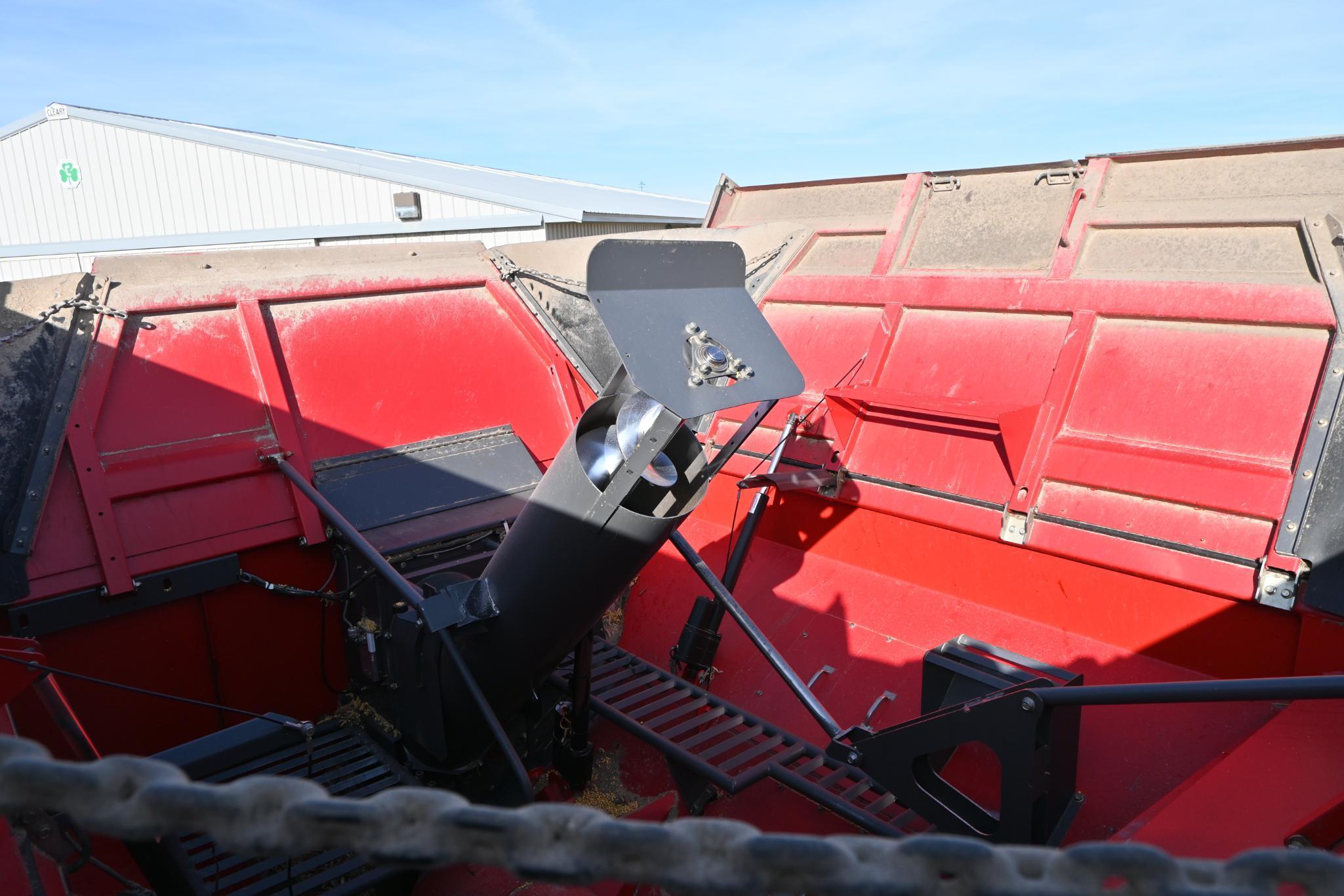 2013 Massey Ferguson 9560 4wd combine