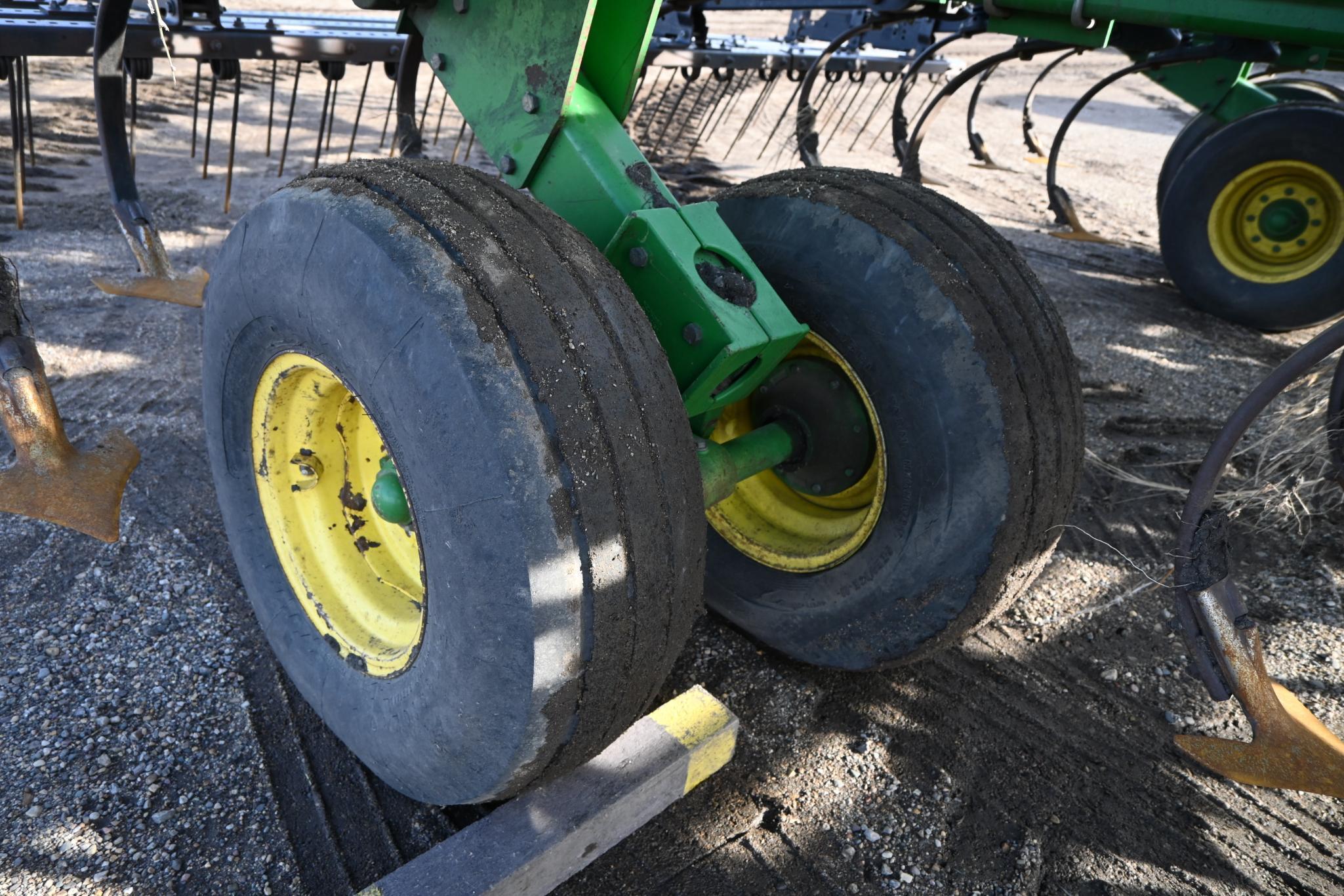 2003 John Deere 2200 55' field cultivator