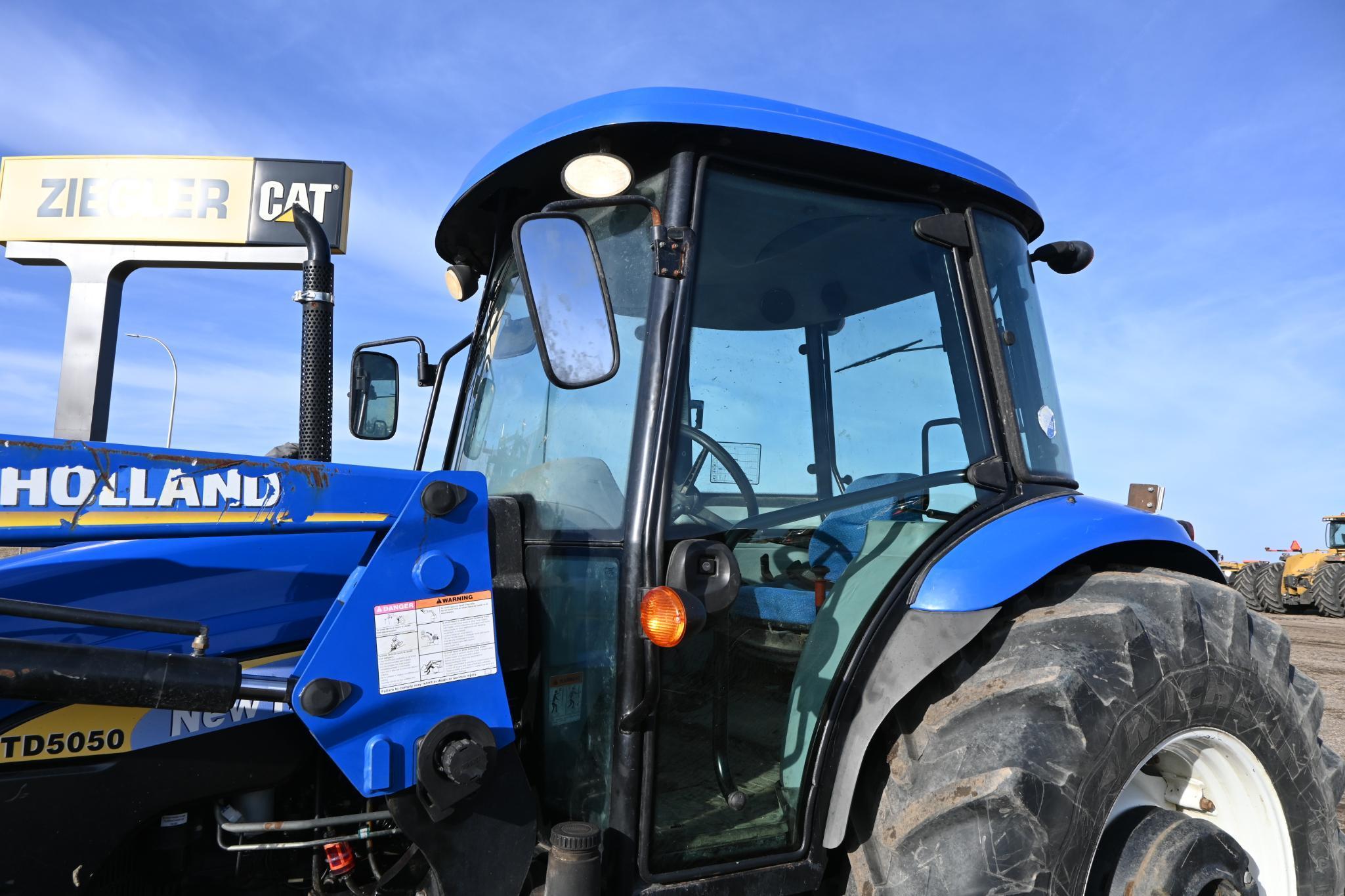 2004 New Holland TD5050 MFWD utility tractor