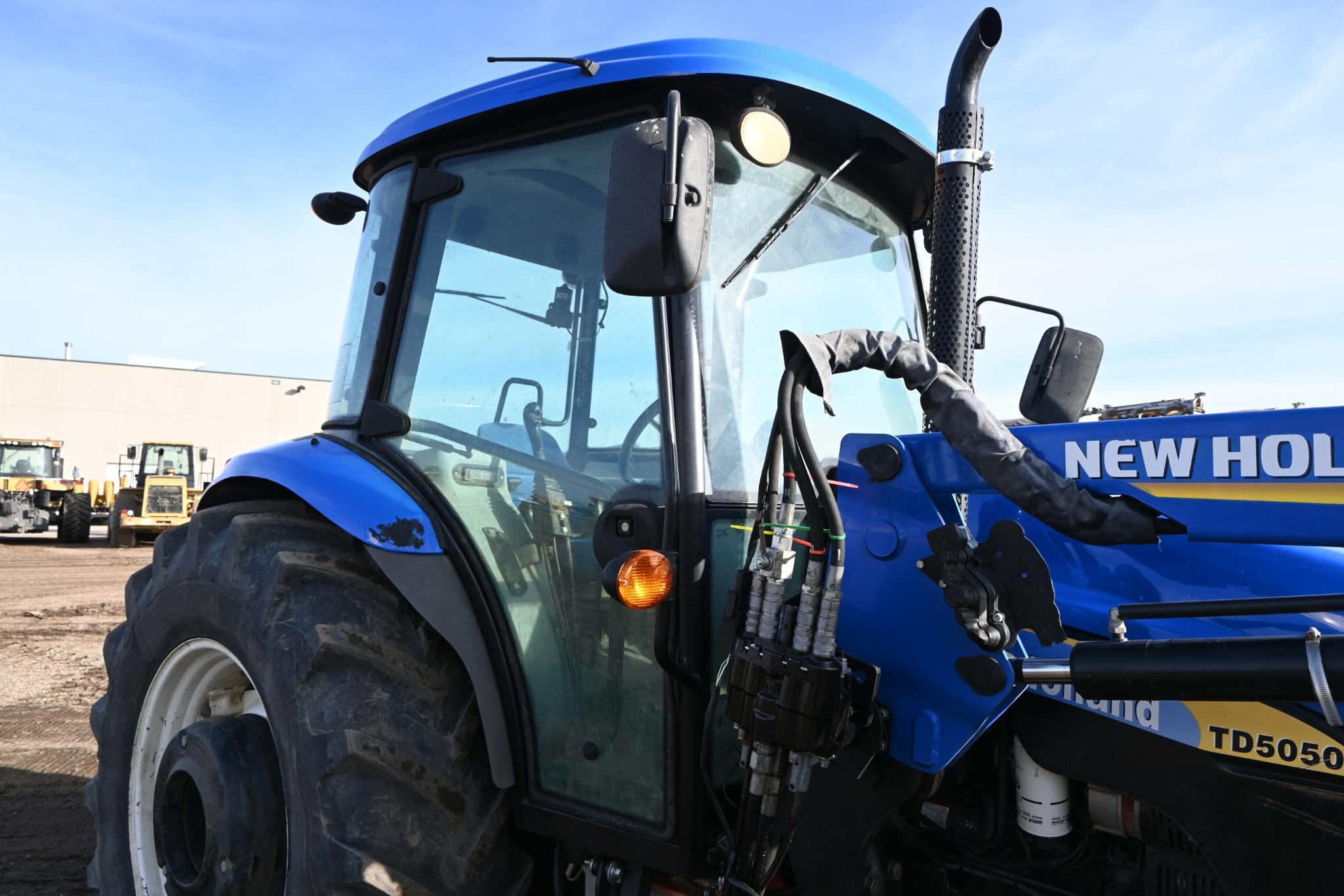 2004 New Holland TD5050 MFWD utility tractor