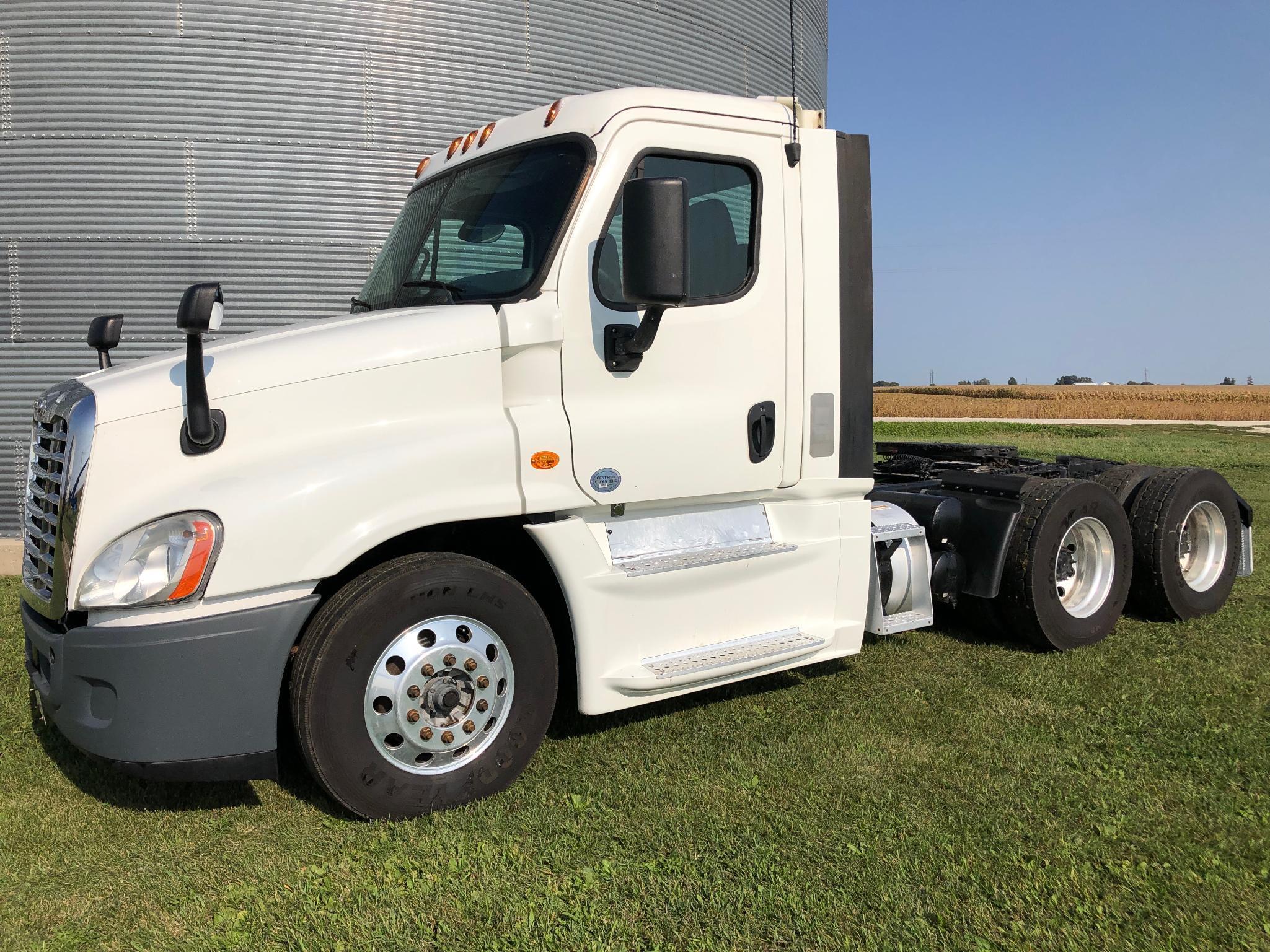 2015 Freightliner Cascadia 125 day cab semi