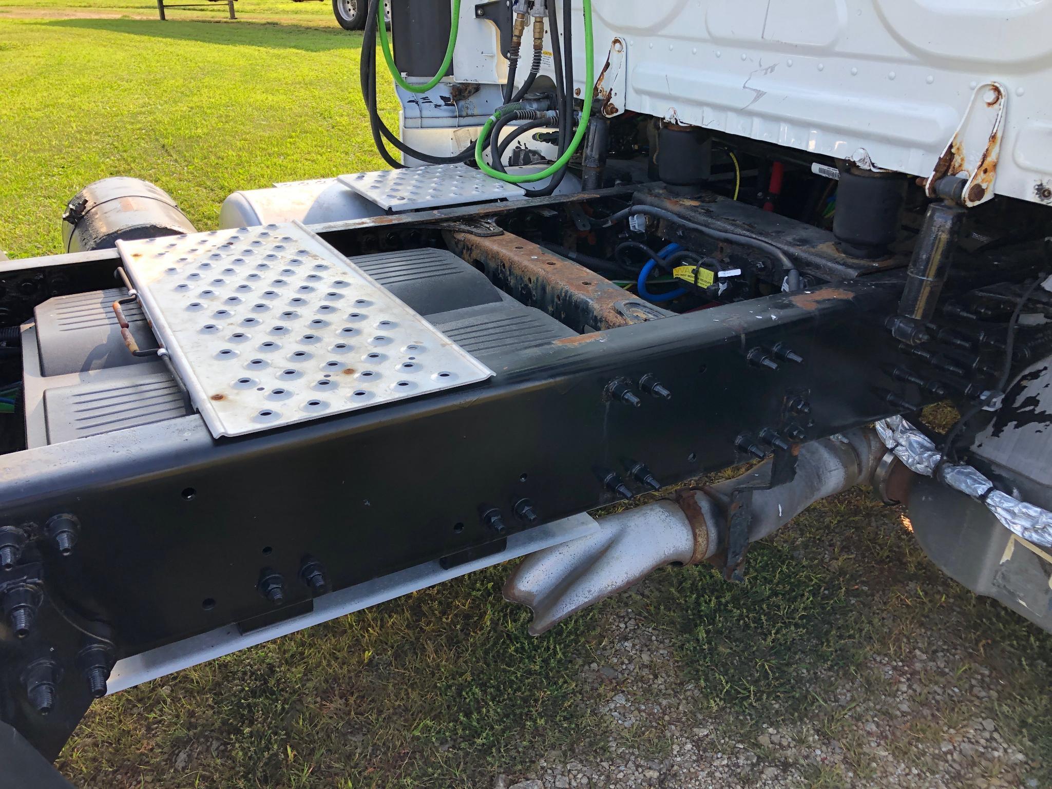 2015 Freightliner Cascadia 125 day cab semi