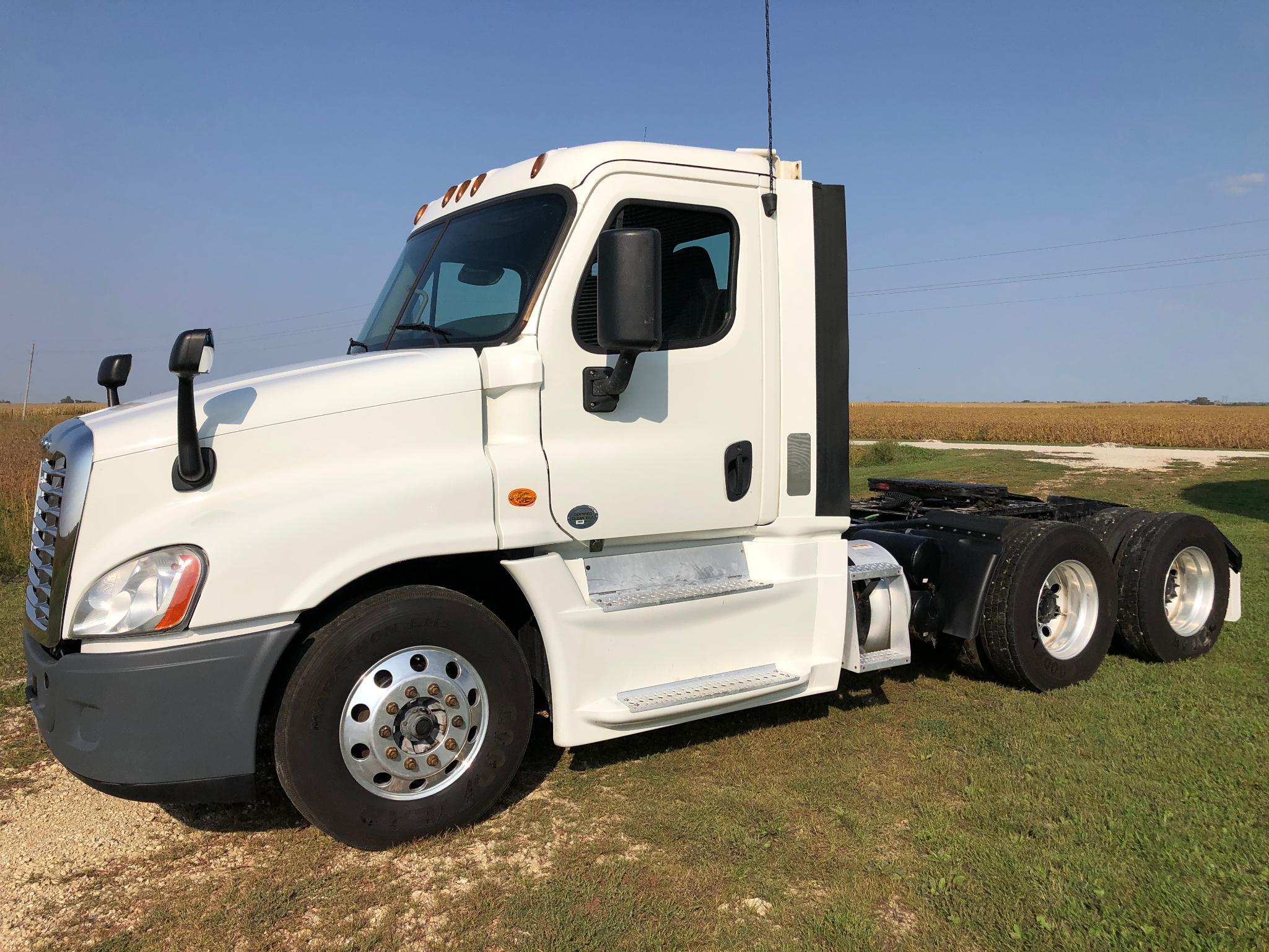 2015 Freightliner Cascadia 125 day cab semi