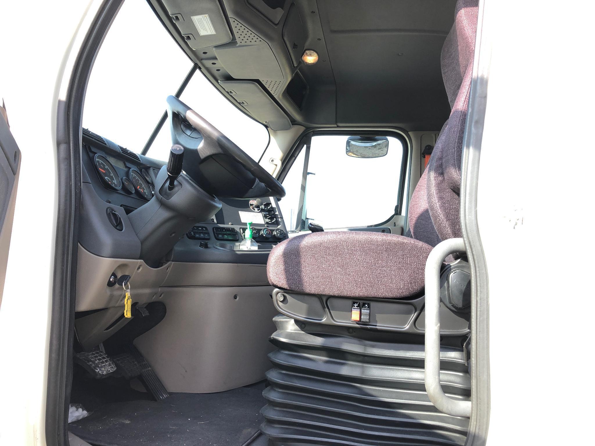 2015 Freightliner Cascadia 125 day cab semi