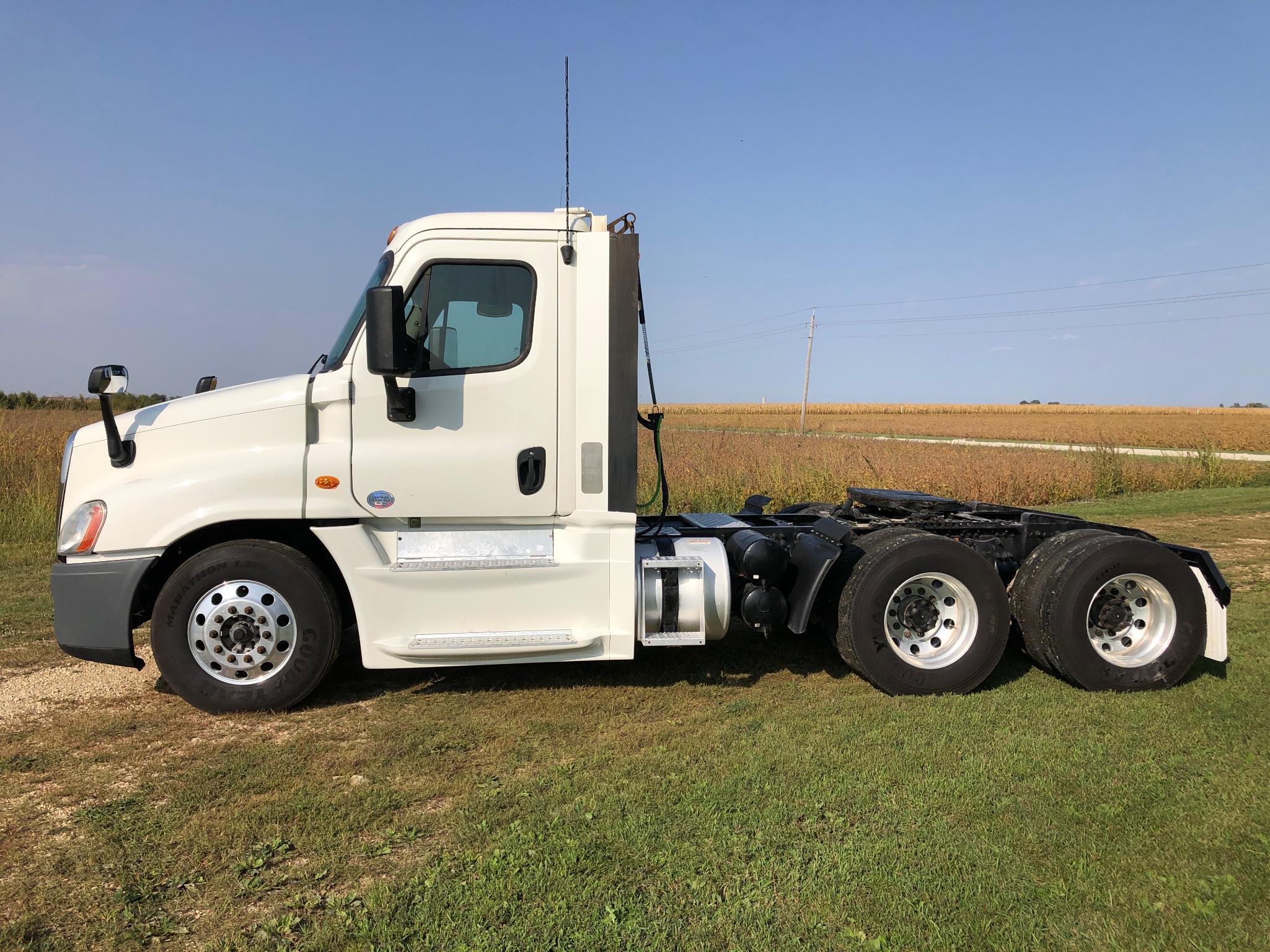 2015 Freightliner Cascadia 125 day cab semi