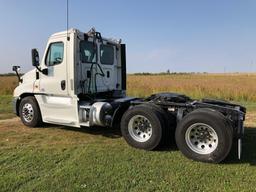 2015 Freightliner Cascadia 125 day cab semi