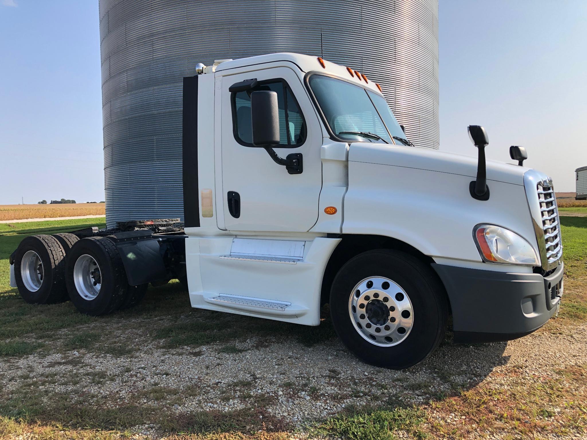 2015 Freightliner Cascadia 125 day cab semi