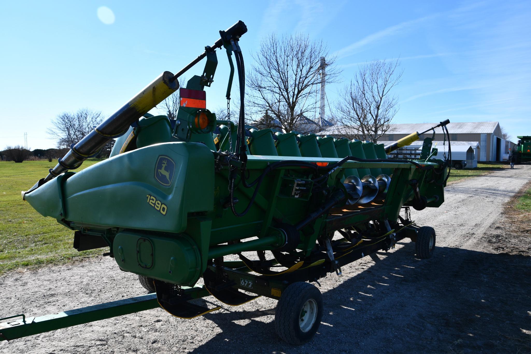 2001 John Deere 1290 12 row 20" corn head