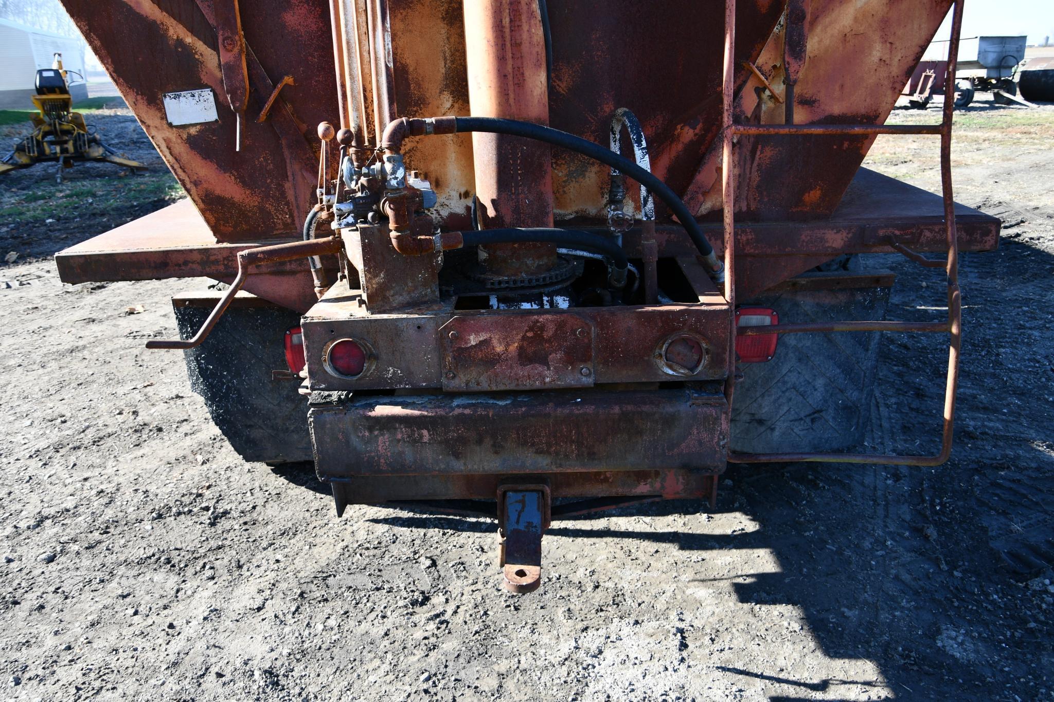 1989 GMC 6000 feed truck