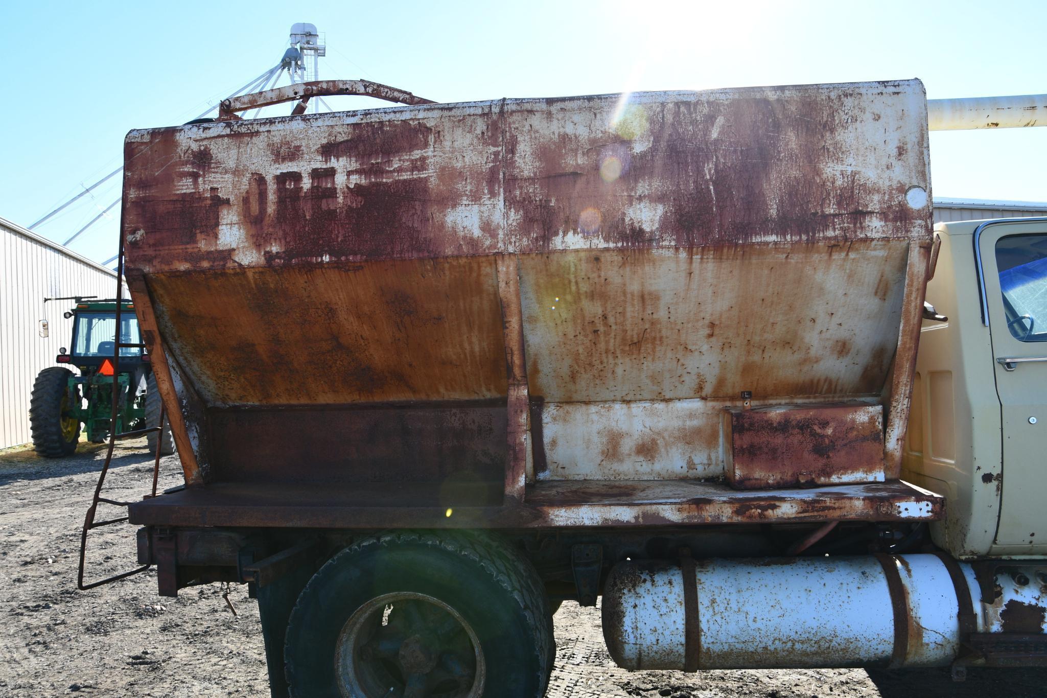 1989 GMC 6000 feed truck