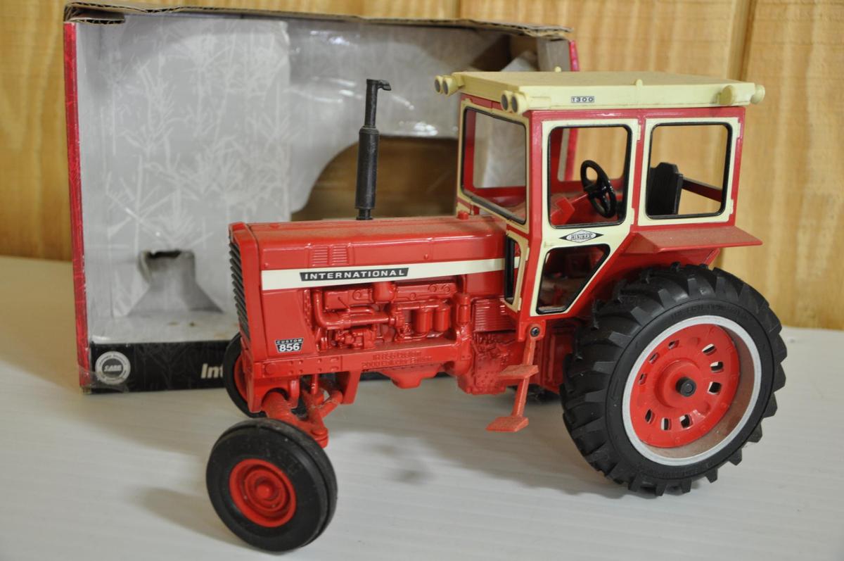 International 856 tractor 1/16th scale die cast