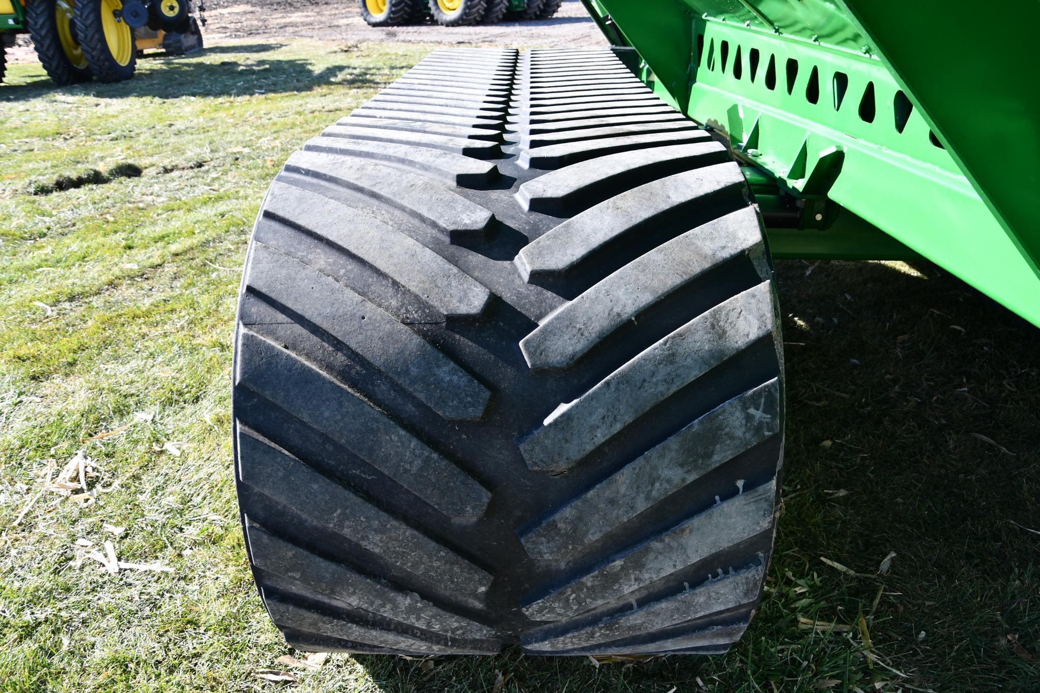 2017 Brent 1596 grain cart