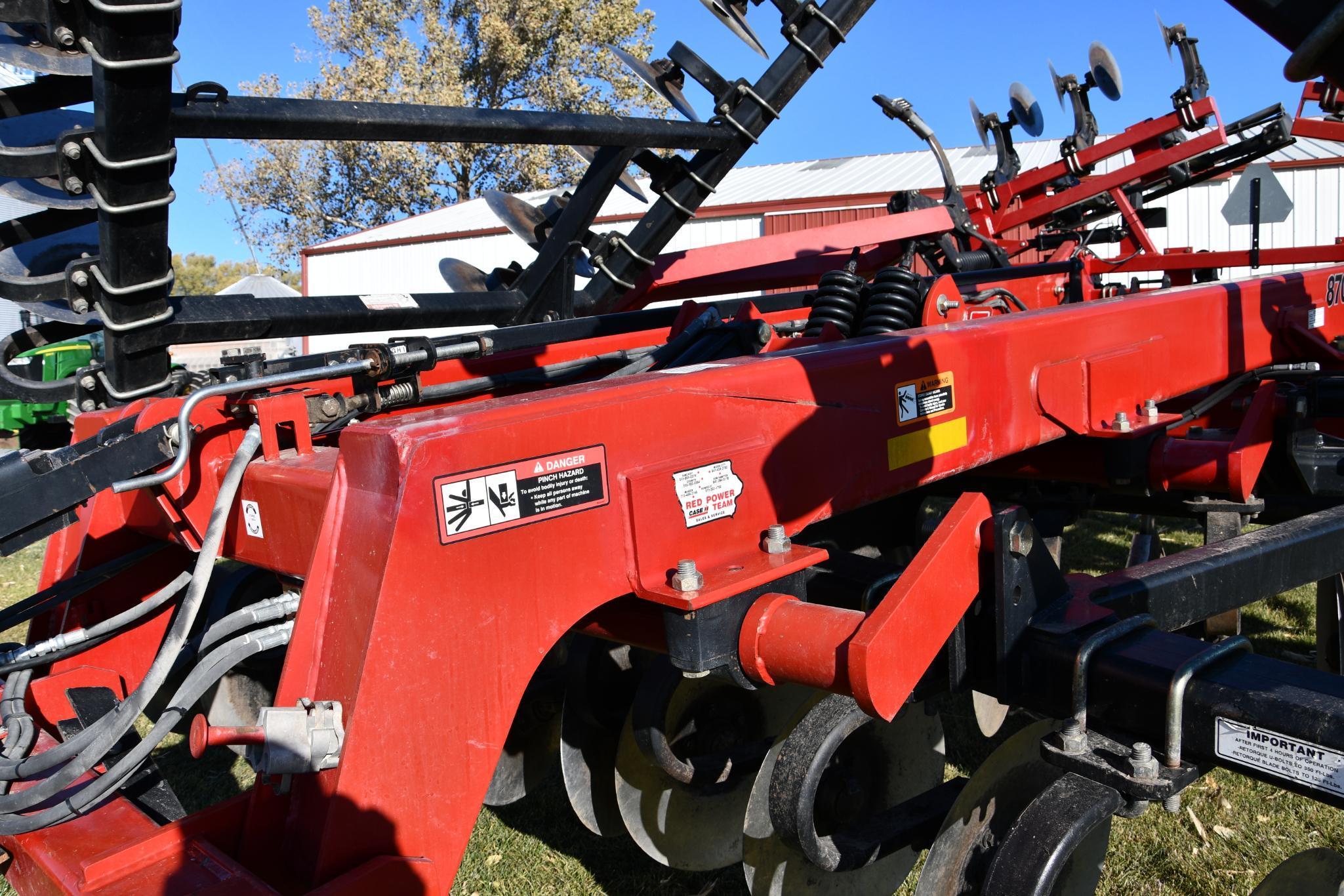 2013 Case-IH 870 11-shank 22' disk ripper