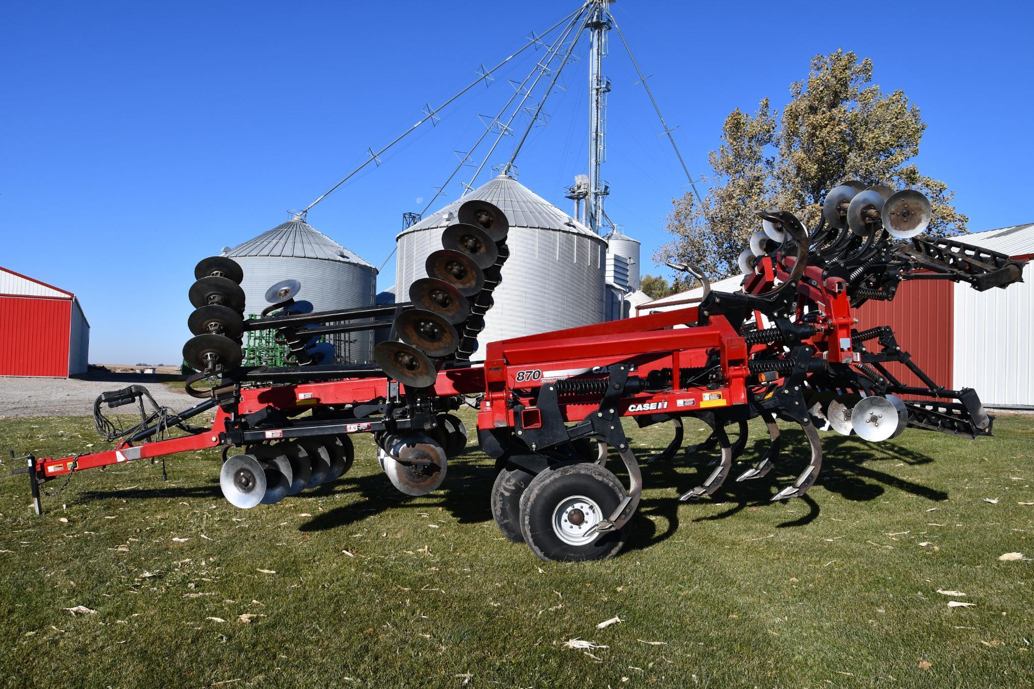 2013 Case-IH 870 11-shank 22' disk ripper