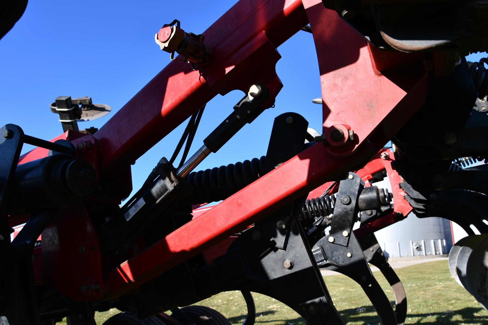 2013 Case-IH 870 11-shank 22' disk ripper