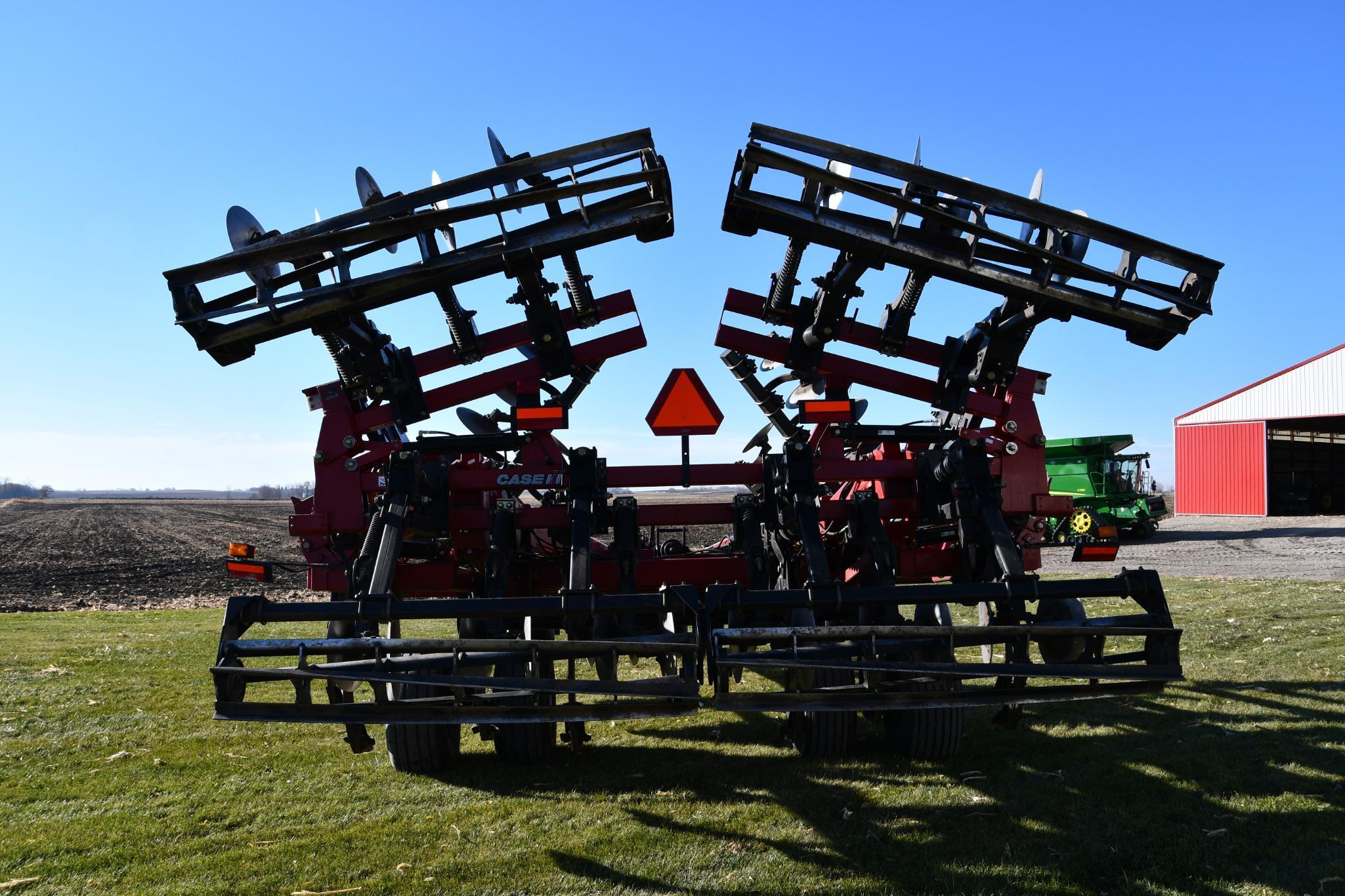 2013 Case-IH 870 11-shank 22' disk ripper