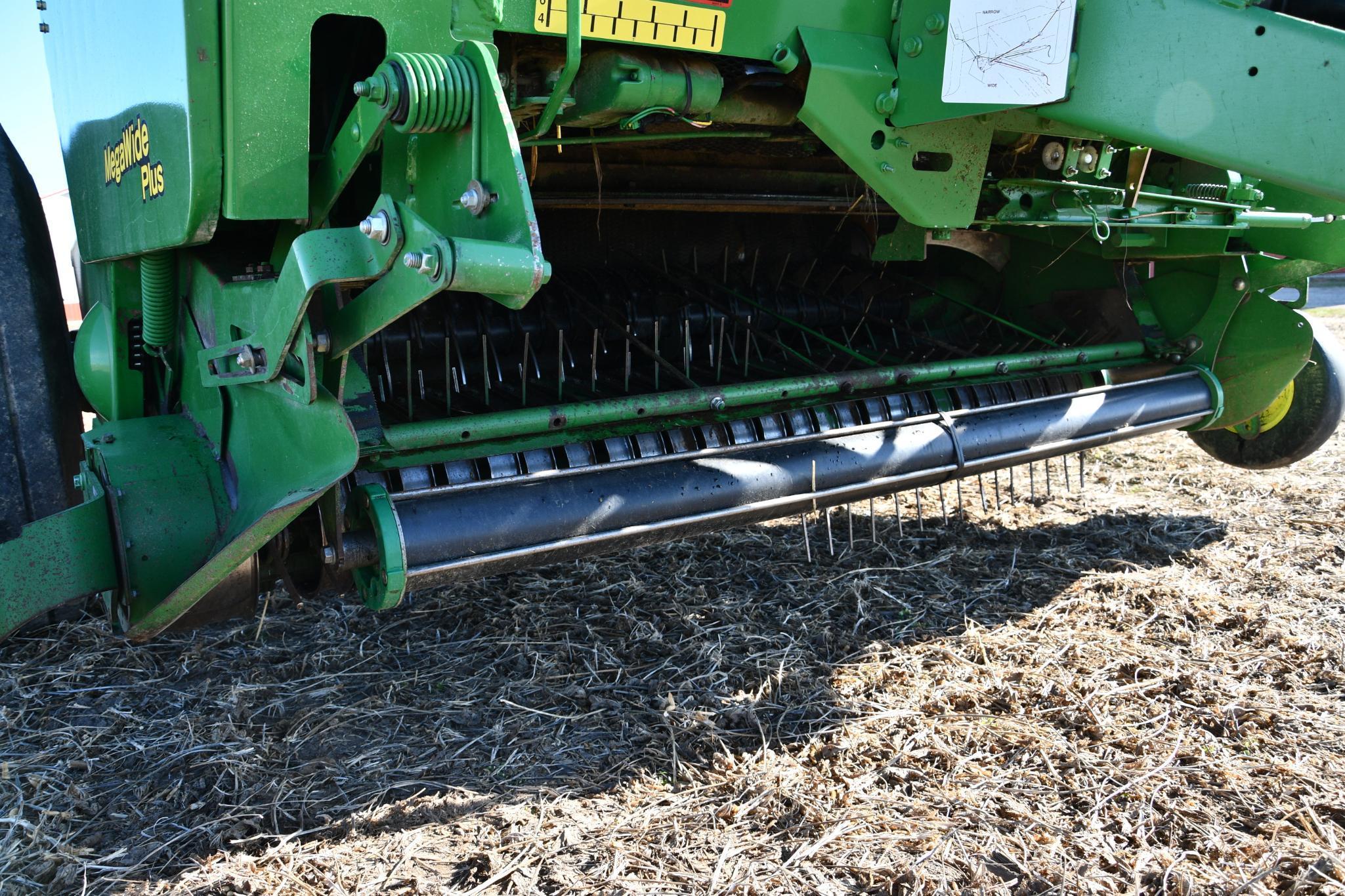 2012 John Deere 568 round baler