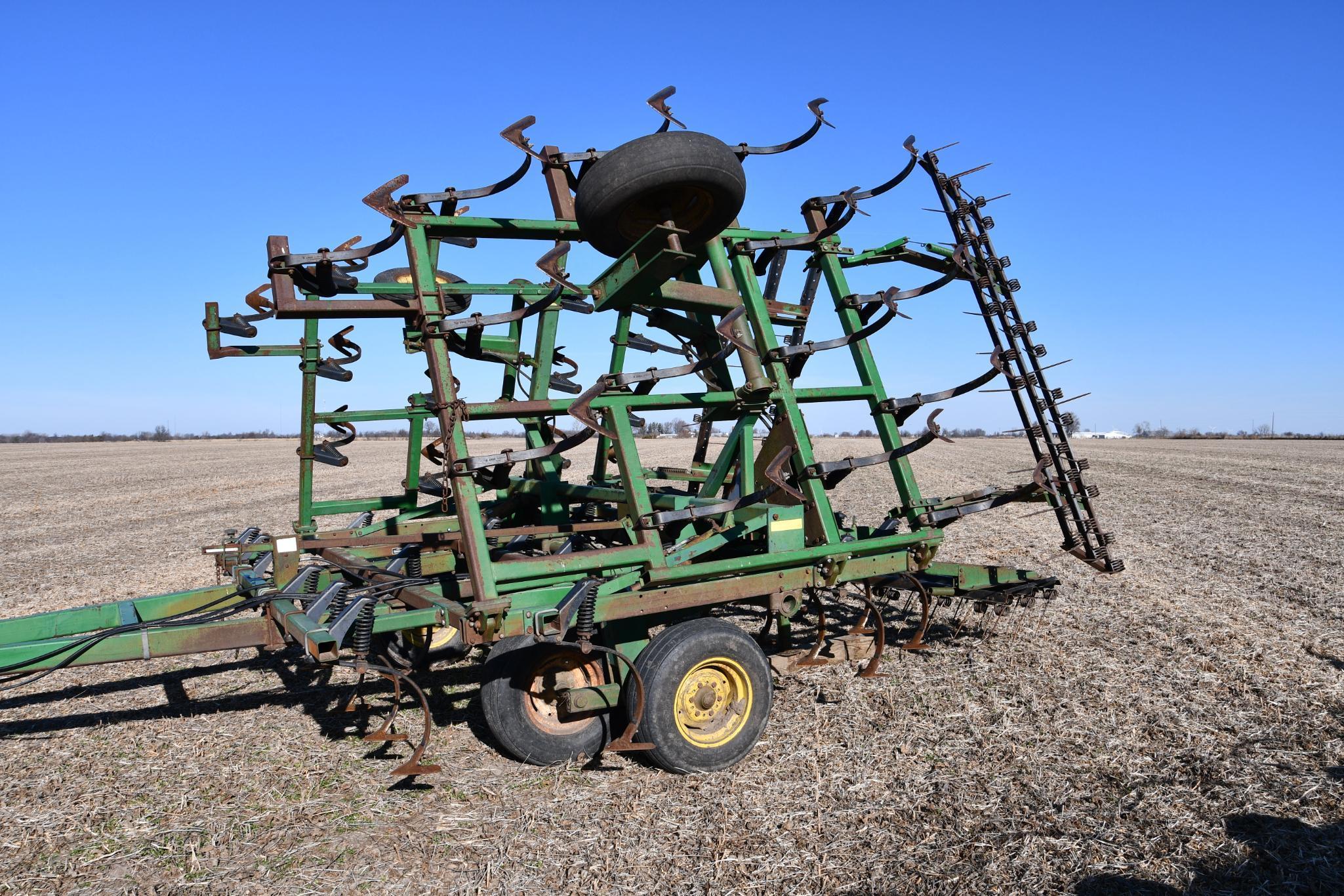 John Deere 960 28' field cultivator