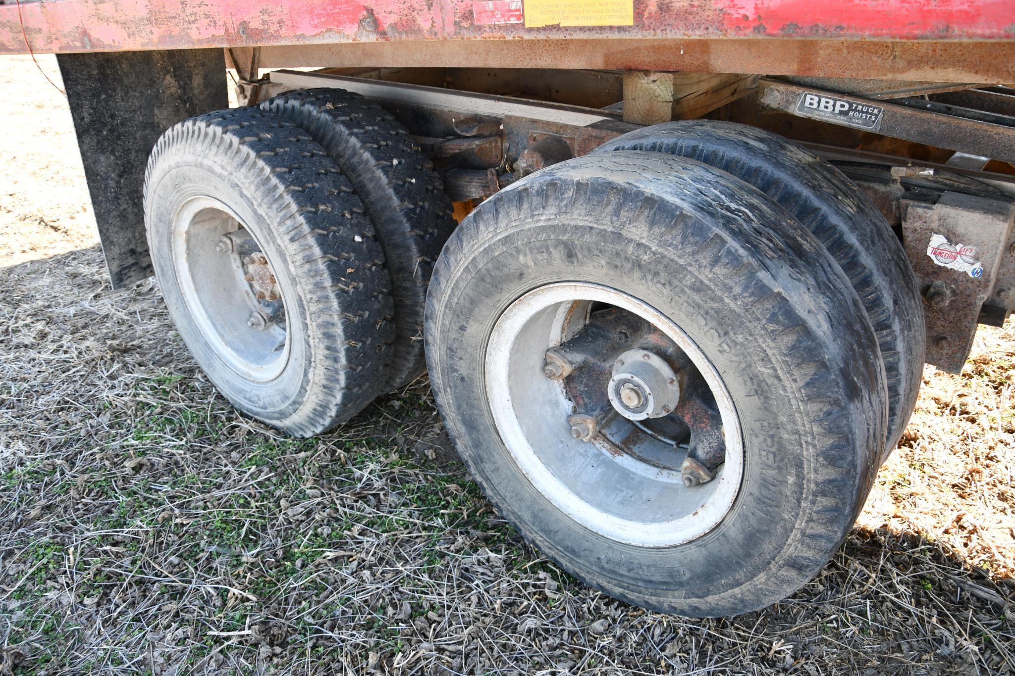 1974 International Loadstar 1600 grain truck