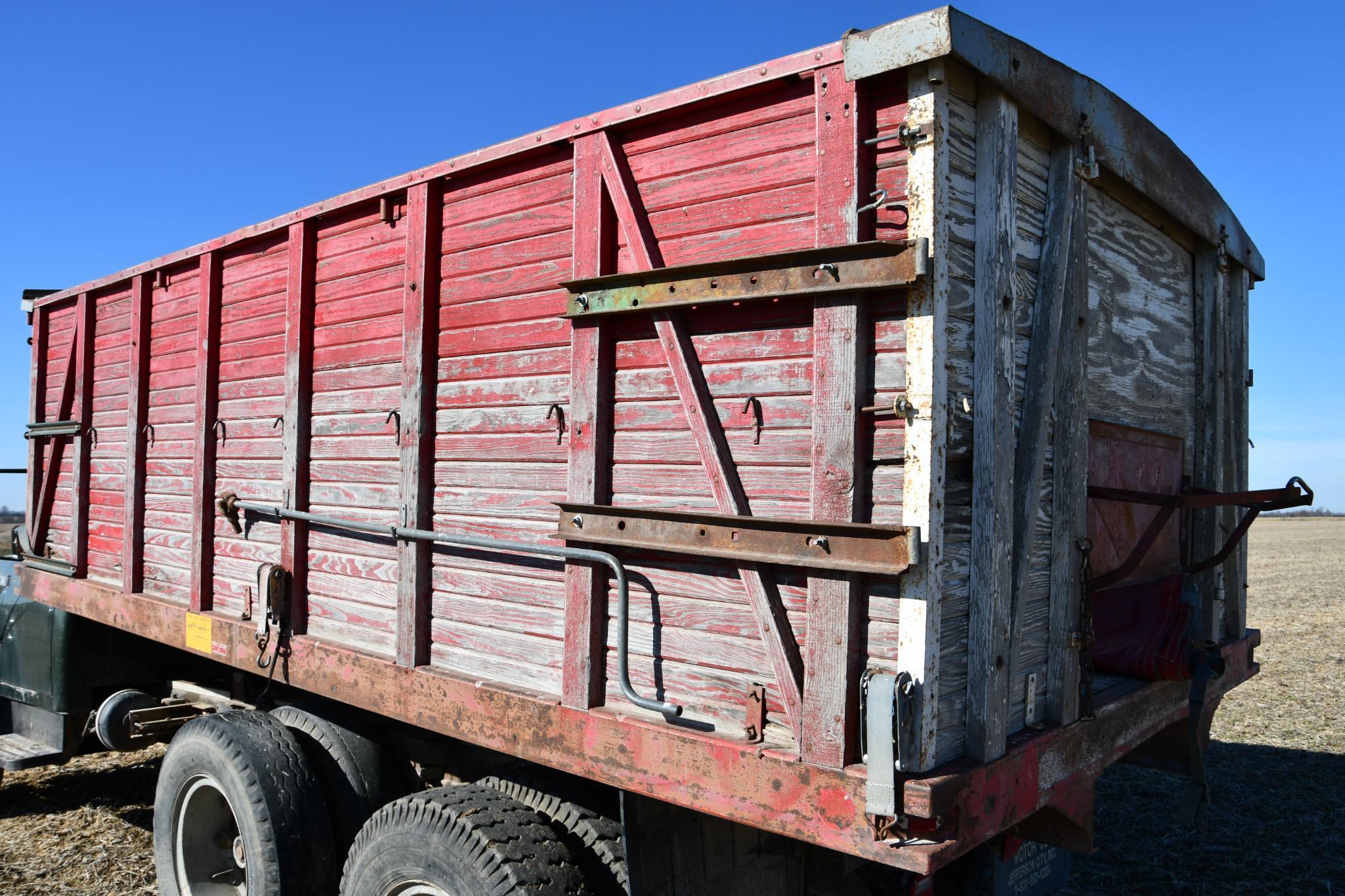 1974 International Loadstar 1600 grain truck