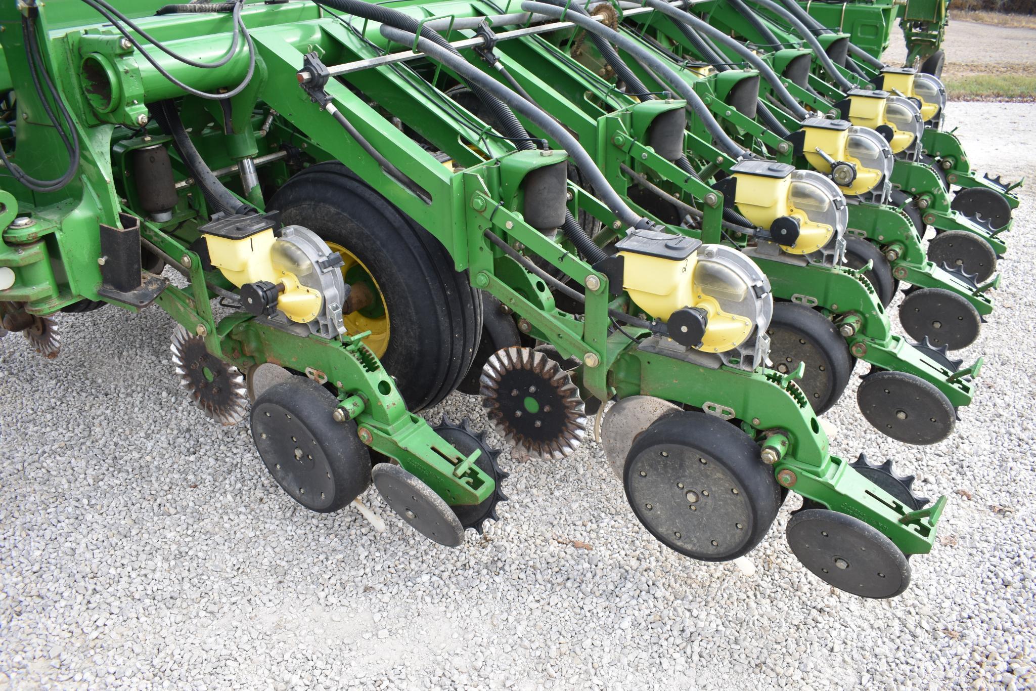 2006 John Deere 1790 CCS 16/31 planter