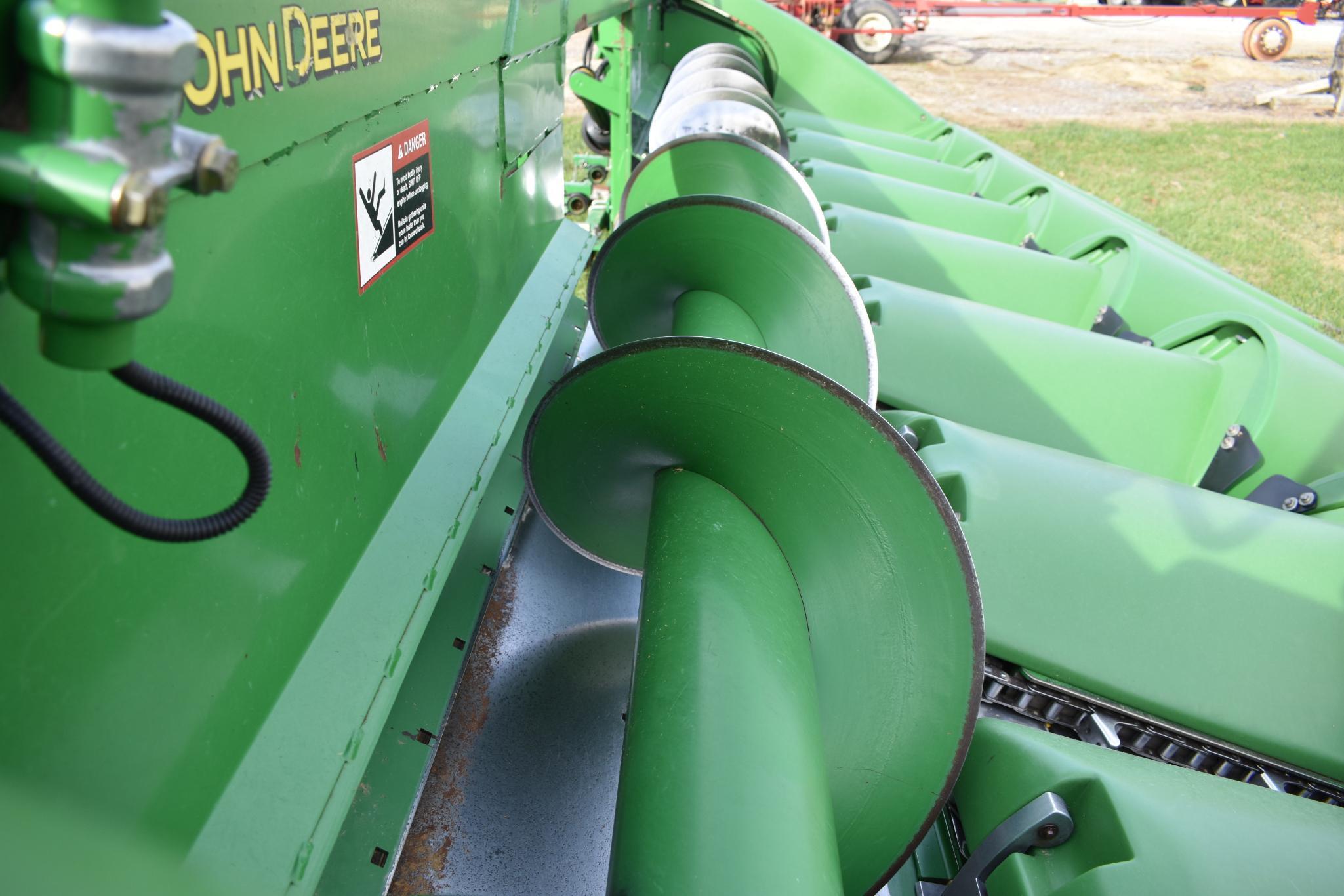 2009 John Deere 608C 8 row 30" corn head