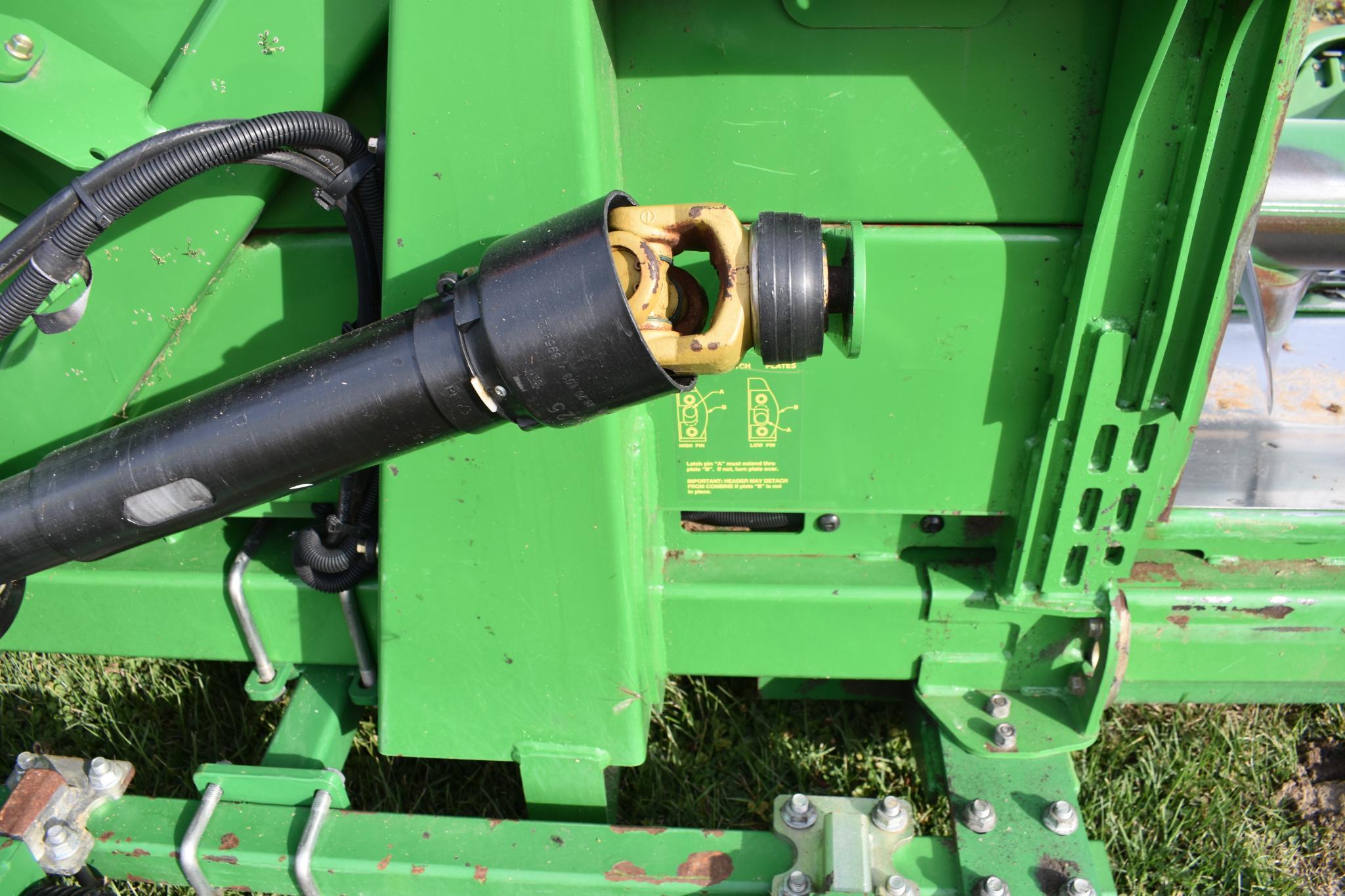 2009 John Deere 608C 8 row 30" corn head